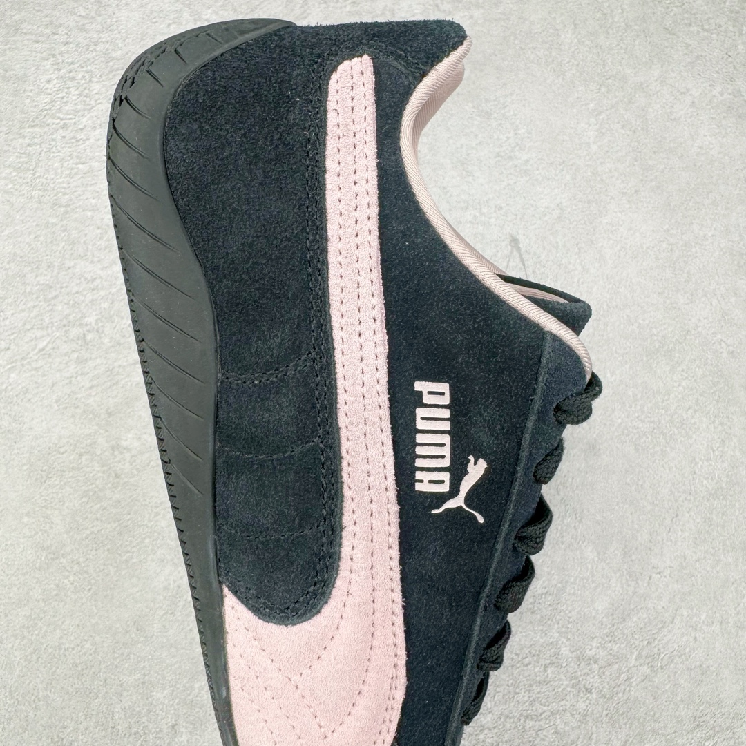 图片[6]-＃S2纯原 PUMA Speedca OG 彪马极速赛车系列低帮德训风拼接复古百搭休闲运动赛车鞋 鞋款从80、90年代赛车手所穿的防火赛车鞋为原型，鞋身线条模仿了赛车的流线廓形，体现了空气动力学原理的结构。简约流畅的外观，恰好又和贯穿其中的Formstrip Logo融合恰到好处，视觉上细节丰富且协调。本次Speedcat OG鞋款归来，最大看点自然式保留了窄版鞋型以及薄底构造。这两年各品牌鞋底越做越厚，Speedcat反其道而行之，上脚几乎无鞋底的效果带来耳目一新的视觉体验。鞋面依旧是以质感细腻的麂皮材质打造，并且大面积近乎全包裹的使用，复古味道也愈发浓烈。配色上更是将最原始的黑色和红色带回，向F1赛车队的标志性队服致敬。相信让各位一眼种草的更多是出挑的大红色，上脚即可瞬间点亮整体造型，在以球鞋为核心的OOTD中脱颖而出。而另一款黑色则是低调的万金油，彰显新潮个性的同时又不喧宾夺主，也是热爱简约系穿搭朋友的首选。 尺码：36 37 37.5 38 38.5 39 40 40.5 41 42 42.5 43 44 44.5 45 46-选品中心