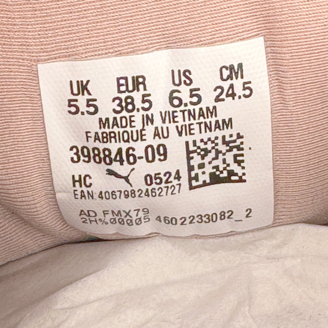 图片[10]-＃S2纯原 PUMA Speedca OG 彪马极速赛车系列低帮德训风拼接复古百搭休闲运动赛车鞋 鞋款从80、90年代赛车手所穿的防火赛车鞋为原型，鞋身线条模仿了赛车的流线廓形，体现了空气动力学原理的结构。简约流畅的外观，恰好又和贯穿其中的Formstrip Logo融合恰到好处，视觉上细节丰富且协调。本次Speedcat OG鞋款归来，最大看点自然式保留了窄版鞋型以及薄底构造。这两年各品牌鞋底越做越厚，Speedcat反其道而行之，上脚几乎无鞋底的效果带来耳目一新的视觉体验。鞋面依旧是以质感细腻的麂皮材质打造，并且大面积近乎全包裹的使用，复古味道也愈发浓烈。配色上更是将最原始的黑色和红色带回，向F1赛车队的标志性队服致敬。相信让各位一眼种草的更多是出挑的大红色，上脚即可瞬间点亮整体造型，在以球鞋为核心的OOTD中脱颖而出。而另一款黑色则是低调的万金油，彰显新潮个性的同时又不喧宾夺主，也是热爱简约系穿搭朋友的首选。 尺码：36 37 37.5 38 38.5 39 40 40.5 41 42 42.5 43 44 44.5 45 46-选品中心