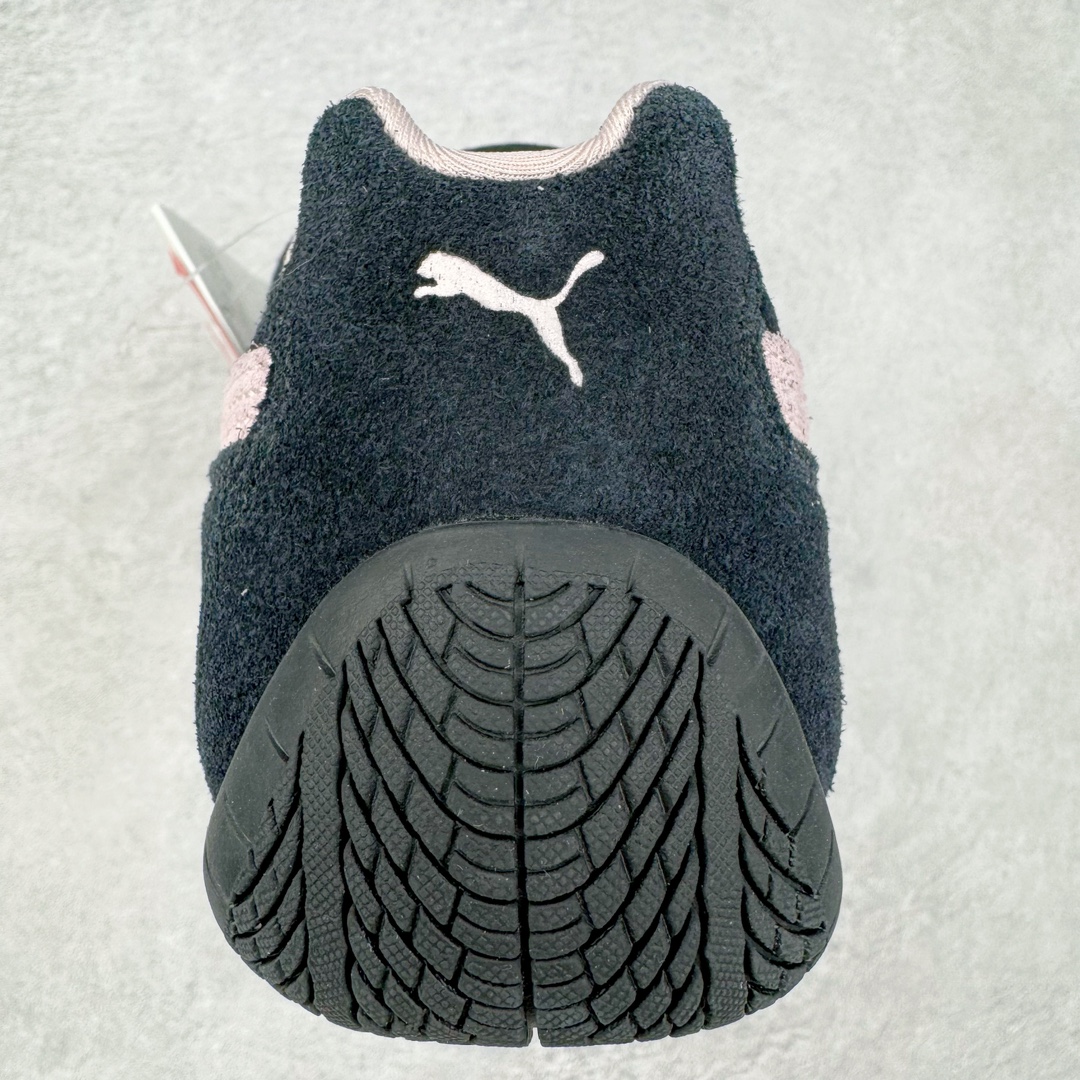 图片[8]-＃S2纯原 PUMA Speedca OG 彪马极速赛车系列低帮德训风拼接复古百搭休闲运动赛车鞋 鞋款从80、90年代赛车手所穿的防火赛车鞋为原型，鞋身线条模仿了赛车的流线廓形，体现了空气动力学原理的结构。简约流畅的外观，恰好又和贯穿其中的Formstrip Logo融合恰到好处，视觉上细节丰富且协调。本次Speedcat OG鞋款归来，最大看点自然式保留了窄版鞋型以及薄底构造。这两年各品牌鞋底越做越厚，Speedcat反其道而行之，上脚几乎无鞋底的效果带来耳目一新的视觉体验。鞋面依旧是以质感细腻的麂皮材质打造，并且大面积近乎全包裹的使用，复古味道也愈发浓烈。配色上更是将最原始的黑色和红色带回，向F1赛车队的标志性队服致敬。相信让各位一眼种草的更多是出挑的大红色，上脚即可瞬间点亮整体造型，在以球鞋为核心的OOTD中脱颖而出。而另一款黑色则是低调的万金油，彰显新潮个性的同时又不喧宾夺主，也是热爱简约系穿搭朋友的首选。 尺码：36 37 37.5 38 38.5 39 40 40.5 41 42 42.5 43 44 44.5 45 46-选品中心