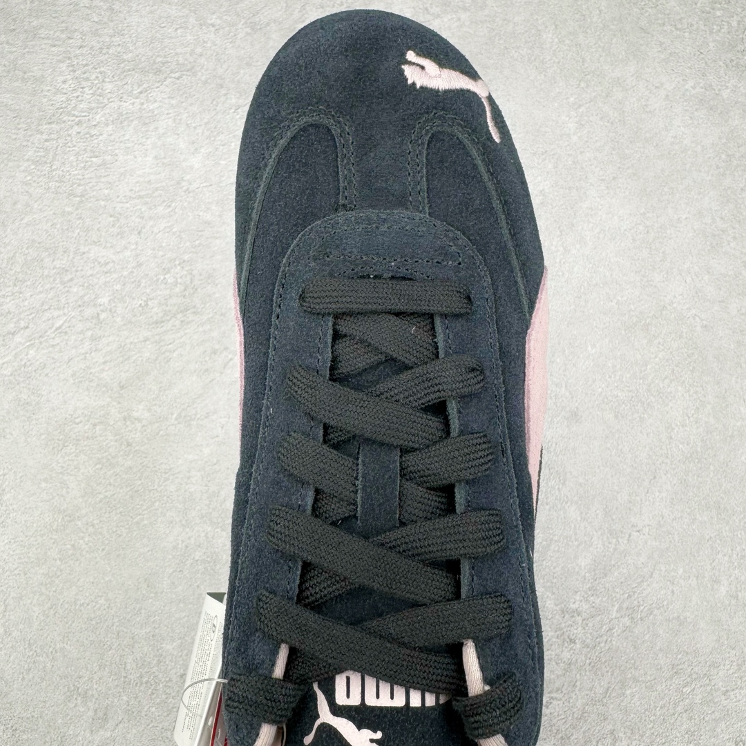 图片[4]-＃S2纯原 PUMA Speedca OG 彪马极速赛车系列低帮德训风拼接复古百搭休闲运动赛车鞋 鞋款从80、90年代赛车手所穿的防火赛车鞋为原型，鞋身线条模仿了赛车的流线廓形，体现了空气动力学原理的结构。简约流畅的外观，恰好又和贯穿其中的Formstrip Logo融合恰到好处，视觉上细节丰富且协调。本次Speedcat OG鞋款归来，最大看点自然式保留了窄版鞋型以及薄底构造。这两年各品牌鞋底越做越厚，Speedcat反其道而行之，上脚几乎无鞋底的效果带来耳目一新的视觉体验。鞋面依旧是以质感细腻的麂皮材质打造，并且大面积近乎全包裹的使用，复古味道也愈发浓烈。配色上更是将最原始的黑色和红色带回，向F1赛车队的标志性队服致敬。相信让各位一眼种草的更多是出挑的大红色，上脚即可瞬间点亮整体造型，在以球鞋为核心的OOTD中脱颖而出。而另一款黑色则是低调的万金油，彰显新潮个性的同时又不喧宾夺主，也是热爱简约系穿搭朋友的首选。 尺码：36 37 37.5 38 38.5 39 40 40.5 41 42 42.5 43 44 44.5 45 46-选品中心