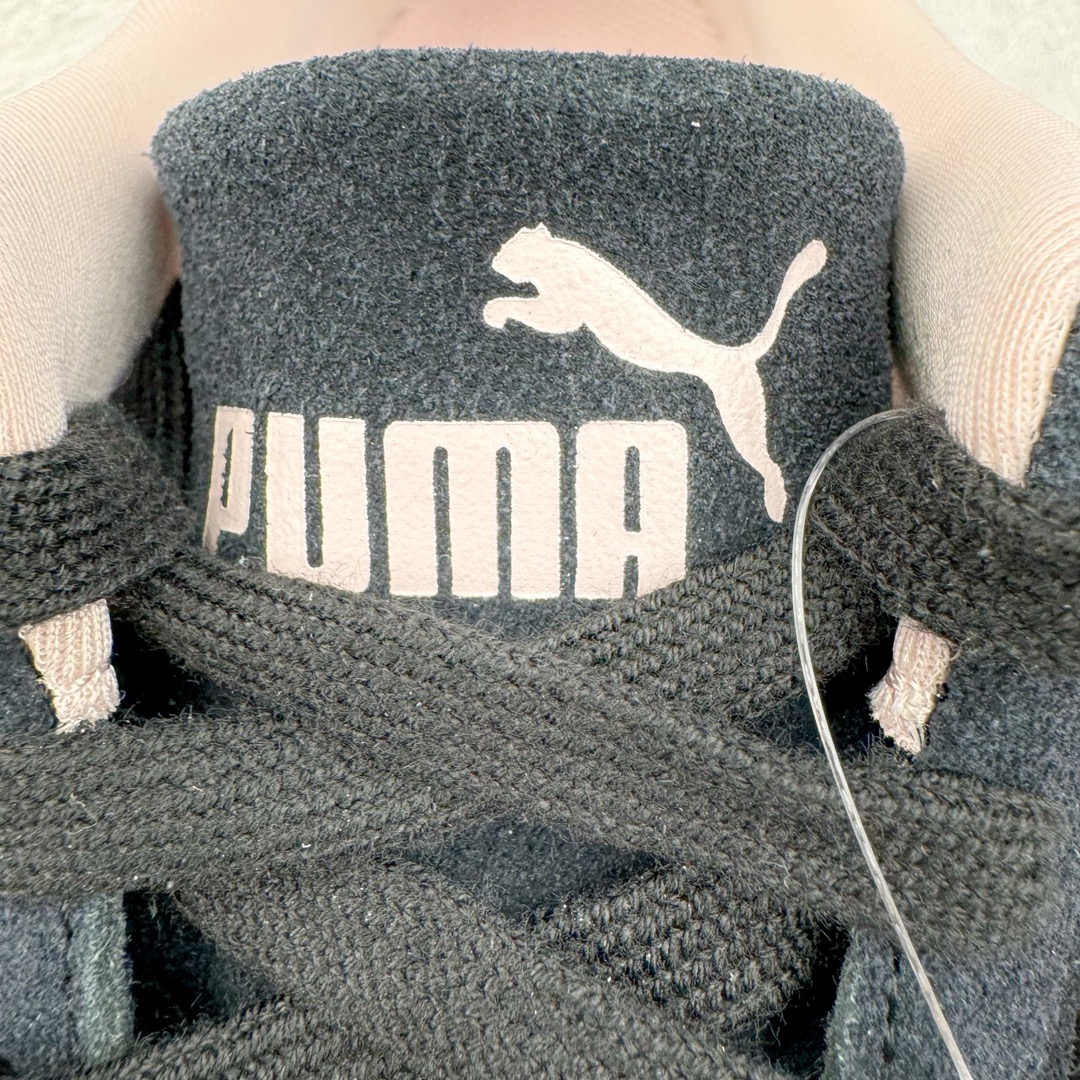 图片[13]-＃S2纯原 PUMA Speedca OG 彪马极速赛车系列低帮德训风拼接复古百搭休闲运动赛车鞋 鞋款从80、90年代赛车手所穿的防火赛车鞋为原型，鞋身线条模仿了赛车的流线廓形，体现了空气动力学原理的结构。简约流畅的外观，恰好又和贯穿其中的Formstrip Logo融合恰到好处，视觉上细节丰富且协调。本次Speedcat OG鞋款归来，最大看点自然式保留了窄版鞋型以及薄底构造。这两年各品牌鞋底越做越厚，Speedcat反其道而行之，上脚几乎无鞋底的效果带来耳目一新的视觉体验。鞋面依旧是以质感细腻的麂皮材质打造，并且大面积近乎全包裹的使用，复古味道也愈发浓烈。配色上更是将最原始的黑色和红色带回，向F1赛车队的标志性队服致敬。相信让各位一眼种草的更多是出挑的大红色，上脚即可瞬间点亮整体造型，在以球鞋为核心的OOTD中脱颖而出。而另一款黑色则是低调的万金油，彰显新潮个性的同时又不喧宾夺主，也是热爱简约系穿搭朋友的首选。 尺码：36 37 37.5 38 38.5 39 40 40.5 41 42 42.5 43 44 44.5 45 46-选品中心