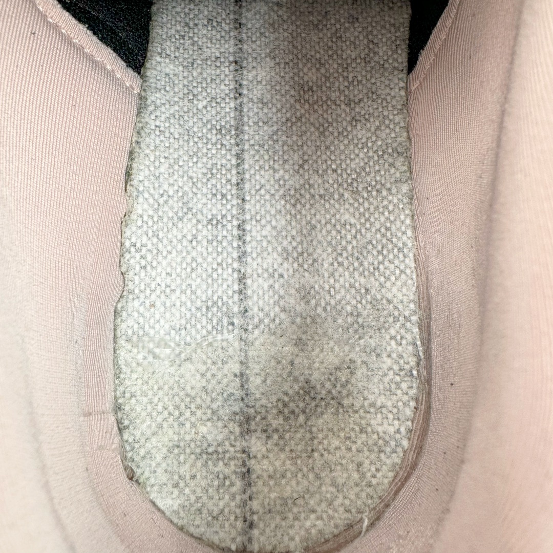 图片[11]-＃S2纯原 PUMA Speedca OG 彪马极速赛车系列低帮德训风拼接复古百搭休闲运动赛车鞋 鞋款从80、90年代赛车手所穿的防火赛车鞋为原型，鞋身线条模仿了赛车的流线廓形，体现了空气动力学原理的结构。简约流畅的外观，恰好又和贯穿其中的Formstrip Logo融合恰到好处，视觉上细节丰富且协调。本次Speedcat OG鞋款归来，最大看点自然式保留了窄版鞋型以及薄底构造。这两年各品牌鞋底越做越厚，Speedcat反其道而行之，上脚几乎无鞋底的效果带来耳目一新的视觉体验。鞋面依旧是以质感细腻的麂皮材质打造，并且大面积近乎全包裹的使用，复古味道也愈发浓烈。配色上更是将最原始的黑色和红色带回，向F1赛车队的标志性队服致敬。相信让各位一眼种草的更多是出挑的大红色，上脚即可瞬间点亮整体造型，在以球鞋为核心的OOTD中脱颖而出。而另一款黑色则是低调的万金油，彰显新潮个性的同时又不喧宾夺主，也是热爱简约系穿搭朋友的首选。 尺码：36 37 37.5 38 38.5 39 40 40.5 41 42 42.5 43 44 44.5 45 46-选品中心