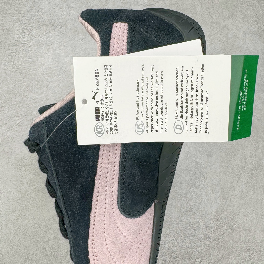 图片[7]-＃S2纯原 PUMA Speedca OG 彪马极速赛车系列低帮德训风拼接复古百搭休闲运动赛车鞋 鞋款从80、90年代赛车手所穿的防火赛车鞋为原型，鞋身线条模仿了赛车的流线廓形，体现了空气动力学原理的结构。简约流畅的外观，恰好又和贯穿其中的Formstrip Logo融合恰到好处，视觉上细节丰富且协调。本次Speedcat OG鞋款归来，最大看点自然式保留了窄版鞋型以及薄底构造。这两年各品牌鞋底越做越厚，Speedcat反其道而行之，上脚几乎无鞋底的效果带来耳目一新的视觉体验。鞋面依旧是以质感细腻的麂皮材质打造，并且大面积近乎全包裹的使用，复古味道也愈发浓烈。配色上更是将最原始的黑色和红色带回，向F1赛车队的标志性队服致敬。相信让各位一眼种草的更多是出挑的大红色，上脚即可瞬间点亮整体造型，在以球鞋为核心的OOTD中脱颖而出。而另一款黑色则是低调的万金油，彰显新潮个性的同时又不喧宾夺主，也是热爱简约系穿搭朋友的首选。 尺码：36 37 37.5 38 38.5 39 40 40.5 41 42 42.5 43 44 44.5 45 46-选品中心