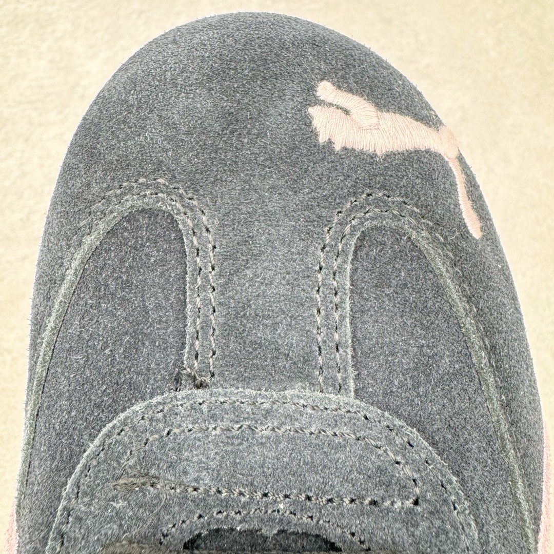 图片[15]-＃S2纯原 PUMA Speedca OG 彪马极速赛车系列低帮德训风拼接复古百搭休闲运动赛车鞋 鞋款从80、90年代赛车手所穿的防火赛车鞋为原型，鞋身线条模仿了赛车的流线廓形，体现了空气动力学原理的结构。简约流畅的外观，恰好又和贯穿其中的Formstrip Logo融合恰到好处，视觉上细节丰富且协调。本次Speedcat OG鞋款归来，最大看点自然式保留了窄版鞋型以及薄底构造。这两年各品牌鞋底越做越厚，Speedcat反其道而行之，上脚几乎无鞋底的效果带来耳目一新的视觉体验。鞋面依旧是以质感细腻的麂皮材质打造，并且大面积近乎全包裹的使用，复古味道也愈发浓烈。配色上更是将最原始的黑色和红色带回，向F1赛车队的标志性队服致敬。相信让各位一眼种草的更多是出挑的大红色，上脚即可瞬间点亮整体造型，在以球鞋为核心的OOTD中脱颖而出。而另一款黑色则是低调的万金油，彰显新潮个性的同时又不喧宾夺主，也是热爱简约系穿搭朋友的首选。 尺码：36 37 37.5 38 38.5 39 40 40.5 41 42 42.5 43 44 44.5 45 46-选品中心