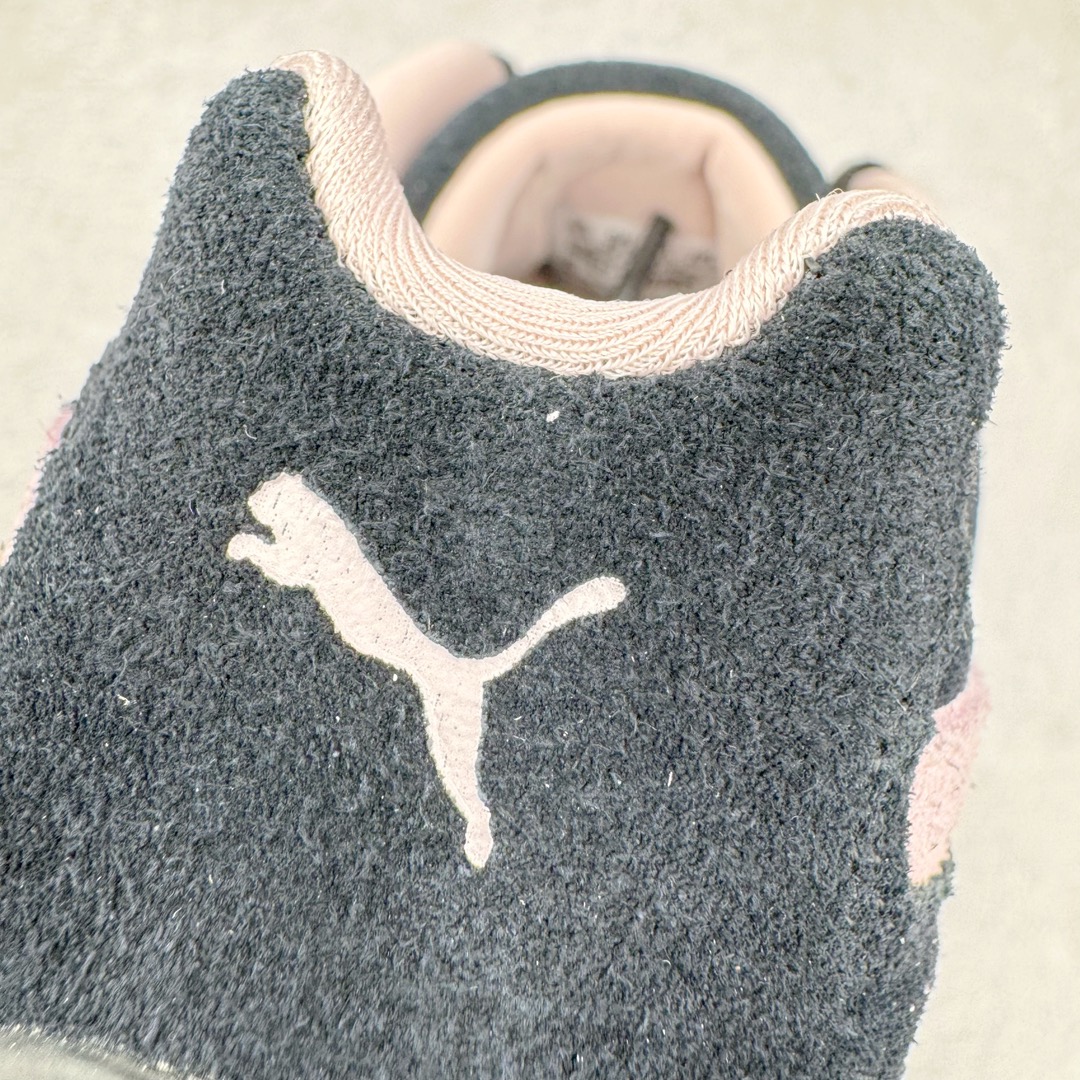 图片[14]-＃S2纯原 PUMA Speedca OG 彪马极速赛车系列低帮德训风拼接复古百搭休闲运动赛车鞋 鞋款从80、90年代赛车手所穿的防火赛车鞋为原型，鞋身线条模仿了赛车的流线廓形，体现了空气动力学原理的结构。简约流畅的外观，恰好又和贯穿其中的Formstrip Logo融合恰到好处，视觉上细节丰富且协调。本次Speedcat OG鞋款归来，最大看点自然式保留了窄版鞋型以及薄底构造。这两年各品牌鞋底越做越厚，Speedcat反其道而行之，上脚几乎无鞋底的效果带来耳目一新的视觉体验。鞋面依旧是以质感细腻的麂皮材质打造，并且大面积近乎全包裹的使用，复古味道也愈发浓烈。配色上更是将最原始的黑色和红色带回，向F1赛车队的标志性队服致敬。相信让各位一眼种草的更多是出挑的大红色，上脚即可瞬间点亮整体造型，在以球鞋为核心的OOTD中脱颖而出。而另一款黑色则是低调的万金油，彰显新潮个性的同时又不喧宾夺主，也是热爱简约系穿搭朋友的首选。 尺码：36 37 37.5 38 38.5 39 40 40.5 41 42 42.5 43 44 44.5 45 46-选品中心