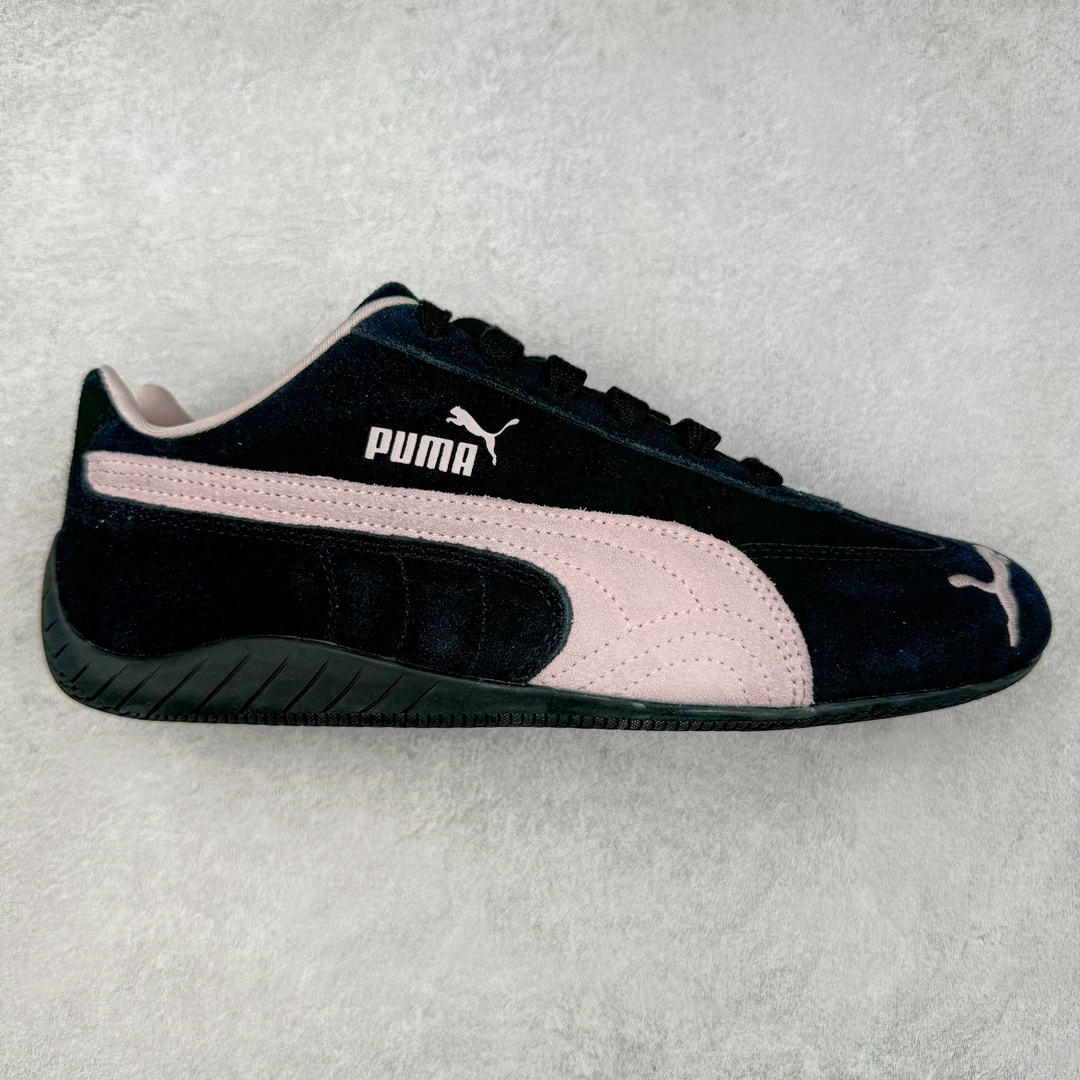 ＃S2纯原 PUMA Speedca OG 彪马极速赛车系列低帮德训风拼接复古百搭休闲运动赛车鞋 鞋款从80、90年代赛车手所穿的防火赛车鞋为原型，鞋身线条模仿了赛车的流线廓形，体现了空气动力学原理的结构。简约流畅的外观，恰好又和贯穿其中的Formstrip Logo融合恰到好处，视觉上细节丰富且协调。本次Speedcat OG鞋款归来，最大看点自然式保留了窄版鞋型以及薄底构造。这两年各品牌鞋底越做越厚，Speedcat反其道而行之，上脚几乎无鞋底的效果带来耳目一新的视觉体验。鞋面依旧是以质感细腻的麂皮材质打造，并且大面积近乎全包裹的使用，复古味道也愈发浓烈。配色上更是将最原始的黑色和红色带回，向F1赛车队的标志性队服致敬。相信让各位一眼种草的更多是出挑的大红色，上脚即可瞬间点亮整体造型，在以球鞋为核心的OOTD中脱颖而出。而另一款黑色则是低调的万金油，彰显新潮个性的同时又不喧宾夺主，也是热爱简约系穿搭朋友的首选。 尺码：36 37 37.5 38 38.5 39 40 40.5 41 42 42.5 43 44 44.5 45 46-选品中心