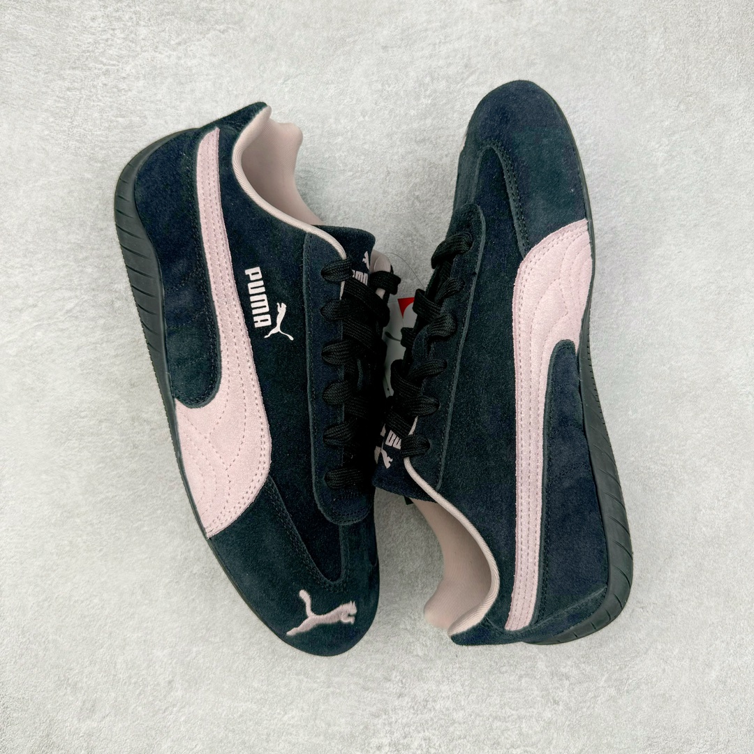 图片[3]-＃S2纯原 PUMA Speedca OG 彪马极速赛车系列低帮德训风拼接复古百搭休闲运动赛车鞋 鞋款从80、90年代赛车手所穿的防火赛车鞋为原型，鞋身线条模仿了赛车的流线廓形，体现了空气动力学原理的结构。简约流畅的外观，恰好又和贯穿其中的Formstrip Logo融合恰到好处，视觉上细节丰富且协调。本次Speedcat OG鞋款归来，最大看点自然式保留了窄版鞋型以及薄底构造。这两年各品牌鞋底越做越厚，Speedcat反其道而行之，上脚几乎无鞋底的效果带来耳目一新的视觉体验。鞋面依旧是以质感细腻的麂皮材质打造，并且大面积近乎全包裹的使用，复古味道也愈发浓烈。配色上更是将最原始的黑色和红色带回，向F1赛车队的标志性队服致敬。相信让各位一眼种草的更多是出挑的大红色，上脚即可瞬间点亮整体造型，在以球鞋为核心的OOTD中脱颖而出。而另一款黑色则是低调的万金油，彰显新潮个性的同时又不喧宾夺主，也是热爱简约系穿搭朋友的首选。 尺码：36 37 37.5 38 38.5 39 40 40.5 41 42 42.5 43 44 44.5 45 46-选品中心