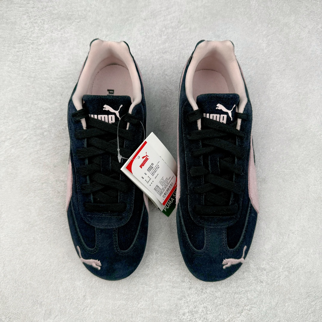 图片[2]-＃S2纯原 PUMA Speedca OG 彪马极速赛车系列低帮德训风拼接复古百搭休闲运动赛车鞋 鞋款从80、90年代赛车手所穿的防火赛车鞋为原型，鞋身线条模仿了赛车的流线廓形，体现了空气动力学原理的结构。简约流畅的外观，恰好又和贯穿其中的Formstrip Logo融合恰到好处，视觉上细节丰富且协调。本次Speedcat OG鞋款归来，最大看点自然式保留了窄版鞋型以及薄底构造。这两年各品牌鞋底越做越厚，Speedcat反其道而行之，上脚几乎无鞋底的效果带来耳目一新的视觉体验。鞋面依旧是以质感细腻的麂皮材质打造，并且大面积近乎全包裹的使用，复古味道也愈发浓烈。配色上更是将最原始的黑色和红色带回，向F1赛车队的标志性队服致敬。相信让各位一眼种草的更多是出挑的大红色，上脚即可瞬间点亮整体造型，在以球鞋为核心的OOTD中脱颖而出。而另一款黑色则是低调的万金油，彰显新潮个性的同时又不喧宾夺主，也是热爱简约系穿搭朋友的首选。 尺码：36 37 37.5 38 38.5 39 40 40.5 41 42 42.5 43 44 44.5 45 46-选品中心