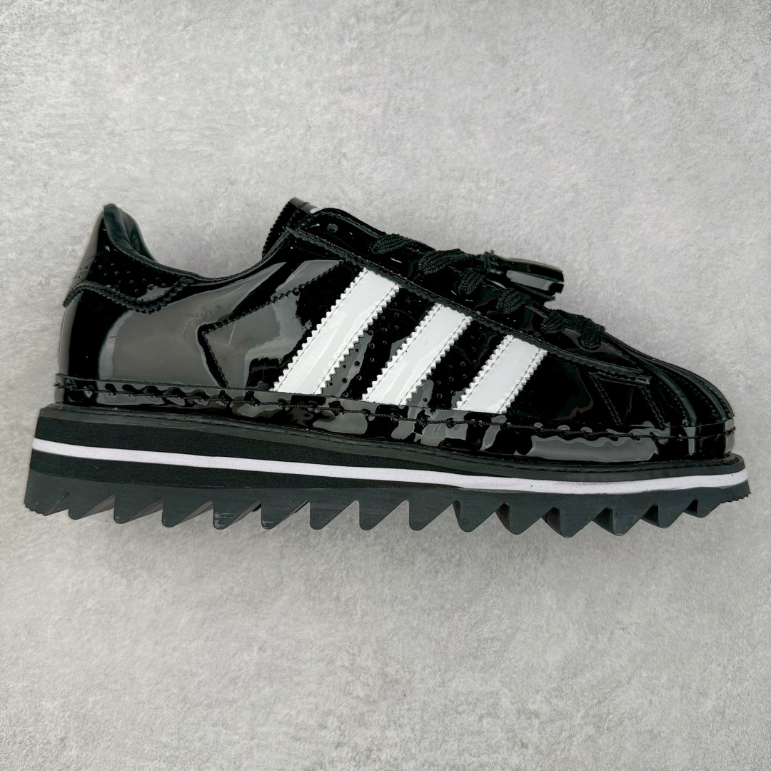 ＃特价福利 Clot x AD Original Superstar 联名圆头舒适耐磨低帮贝壳头板鞋 黑白 货号：IH5953 2023年10月，香港潮牌Clot在纪念20周年2024年春夏时装秀推出将与Adidas再一次合作，这也是联合创始人陈冠希和Adidas在首次合作十多年后再次联手。全新合作特别之处CLOT对标志性的Adidas Superstar系列鞋款进行独特诠释。定于2024年2月23日推出Clot x Adidas Superstar “Cloud White”以云白色、核心黑色和水晶沙的时尚色调组合，采用预科生风格，配有白色皮革鞋身，饰有透气孔以增强透气性，并辅以标志性的贝壳鞋头，其他细节包括侧面的黑色三条纹、联名鞋舌标签和鞋跟标签，而且这款运动鞋采用堆叠式白色和棕褐色中底，为经典巨星增添了独特的风格，最后以奶油色凹槽橡胶外底，确保耐用性和牵引力。这个设计毫不费力地将传统与创新结合在一起。尺码：36 36.5 37.5 38 38.5 39 40 40.5 41 42 42.5 43 44 44.5 45 46-选品中心