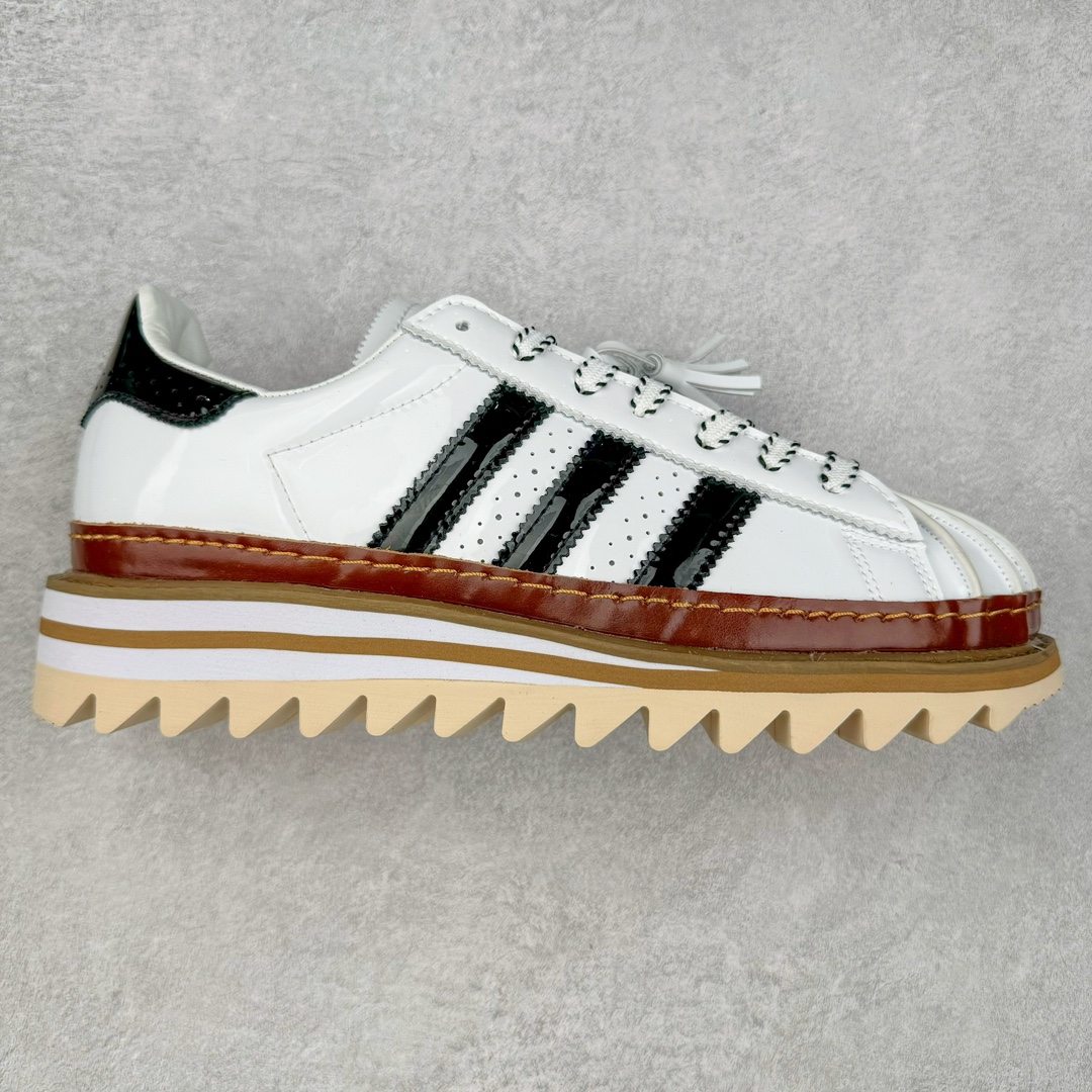 ＃特价福利 Clot x AD Superstar “Cloud White”联名圆头舒适耐磨低帮贝壳头板鞋 白棕 货号：IH3132 2023年10月，香港潮牌Clot在纪念20周年2024年春夏时装秀推出将与Adidas再一次合作，这也是联合创始人陈冠希和Adidas在首次合作十多年后再次联手。全新合作特别之处CLOT对标志性的Adidas Superstar系列鞋款进行独特诠释。定于2024年2月23日推出Clot x Adidas Superstar “Cloud White”以云白色、核心黑色和水晶沙的时尚色调组合，采用预科生风格，配有白色皮革鞋身，饰有透气孔以增强透气性，并辅以标志性的贝壳鞋头，其他细节包括侧面的黑色三条纹、联名鞋舌标签和鞋跟标签，而且这款运动鞋采用堆叠式白色和棕褐色中底，为经典巨星增添了独特的风格，最后以奶油色凹槽橡胶外底，确保耐用性和牵引力。这个设计毫不费力地将传统与创新结合在一起。尺码：36 36.5 37.5 38 38.5 39 40 40.5 41 42 42.5 43 44 44.5 45 46-选品中心