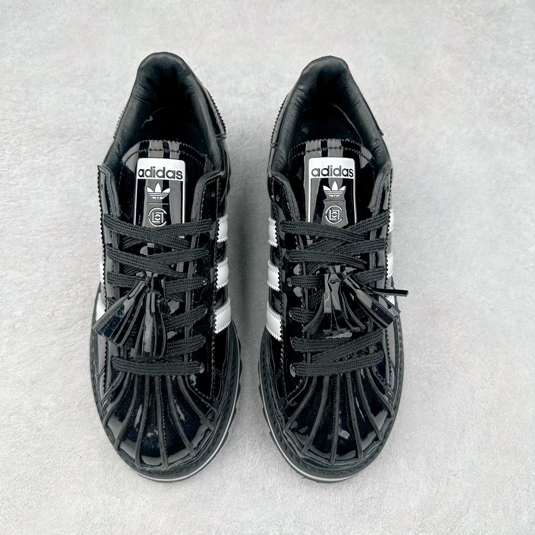 图片[2]-＃特价福利 Clot x AD Original Superstar 联名圆头舒适耐磨低帮贝壳头板鞋 黑白 货号：IH5953 2023年10月，香港潮牌Clot在纪念20周年2024年春夏时装秀推出将与Adidas再一次合作，这也是联合创始人陈冠希和Adidas在首次合作十多年后再次联手。全新合作特别之处CLOT对标志性的Adidas Superstar系列鞋款进行独特诠释。定于2024年2月23日推出Clot x Adidas Superstar “Cloud White”以云白色、核心黑色和水晶沙的时尚色调组合，采用预科生风格，配有白色皮革鞋身，饰有透气孔以增强透气性，并辅以标志性的贝壳鞋头，其他细节包括侧面的黑色三条纹、联名鞋舌标签和鞋跟标签，而且这款运动鞋采用堆叠式白色和棕褐色中底，为经典巨星增添了独特的风格，最后以奶油色凹槽橡胶外底，确保耐用性和牵引力。这个设计毫不费力地将传统与创新结合在一起。尺码：36 36.5 37.5 38 38.5 39 40 40.5 41 42 42.5 43 44 44.5 45 46-选品中心