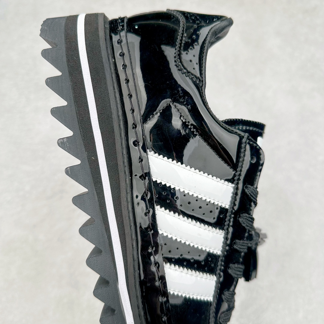 图片[6]-＃特价福利 Clot x AD Original Superstar 联名圆头舒适耐磨低帮贝壳头板鞋 黑白 货号：IH5953 2023年10月，香港潮牌Clot在纪念20周年2024年春夏时装秀推出将与Adidas再一次合作，这也是联合创始人陈冠希和Adidas在首次合作十多年后再次联手。全新合作特别之处CLOT对标志性的Adidas Superstar系列鞋款进行独特诠释。定于2024年2月23日推出Clot x Adidas Superstar “Cloud White”以云白色、核心黑色和水晶沙的时尚色调组合，采用预科生风格，配有白色皮革鞋身，饰有透气孔以增强透气性，并辅以标志性的贝壳鞋头，其他细节包括侧面的黑色三条纹、联名鞋舌标签和鞋跟标签，而且这款运动鞋采用堆叠式白色和棕褐色中底，为经典巨星增添了独特的风格，最后以奶油色凹槽橡胶外底，确保耐用性和牵引力。这个设计毫不费力地将传统与创新结合在一起。尺码：36 36.5 37.5 38 38.5 39 40 40.5 41 42 42.5 43 44 44.5 45 46-选品中心