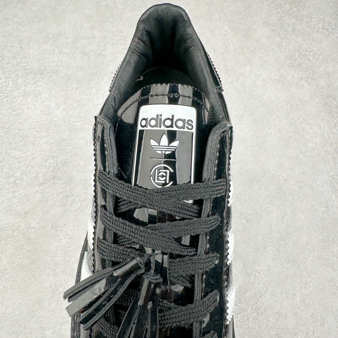 图片[5]-＃特价福利 Clot x AD Original Superstar 联名圆头舒适耐磨低帮贝壳头板鞋 黑白 货号：IH5953 2023年10月，香港潮牌Clot在纪念20周年2024年春夏时装秀推出将与Adidas再一次合作，这也是联合创始人陈冠希和Adidas在首次合作十多年后再次联手。全新合作特别之处CLOT对标志性的Adidas Superstar系列鞋款进行独特诠释。定于2024年2月23日推出Clot x Adidas Superstar “Cloud White”以云白色、核心黑色和水晶沙的时尚色调组合，采用预科生风格，配有白色皮革鞋身，饰有透气孔以增强透气性，并辅以标志性的贝壳鞋头，其他细节包括侧面的黑色三条纹、联名鞋舌标签和鞋跟标签，而且这款运动鞋采用堆叠式白色和棕褐色中底，为经典巨星增添了独特的风格，最后以奶油色凹槽橡胶外底，确保耐用性和牵引力。这个设计毫不费力地将传统与创新结合在一起。尺码：36 36.5 37.5 38 38.5 39 40 40.5 41 42 42.5 43 44 44.5 45 46-选品中心