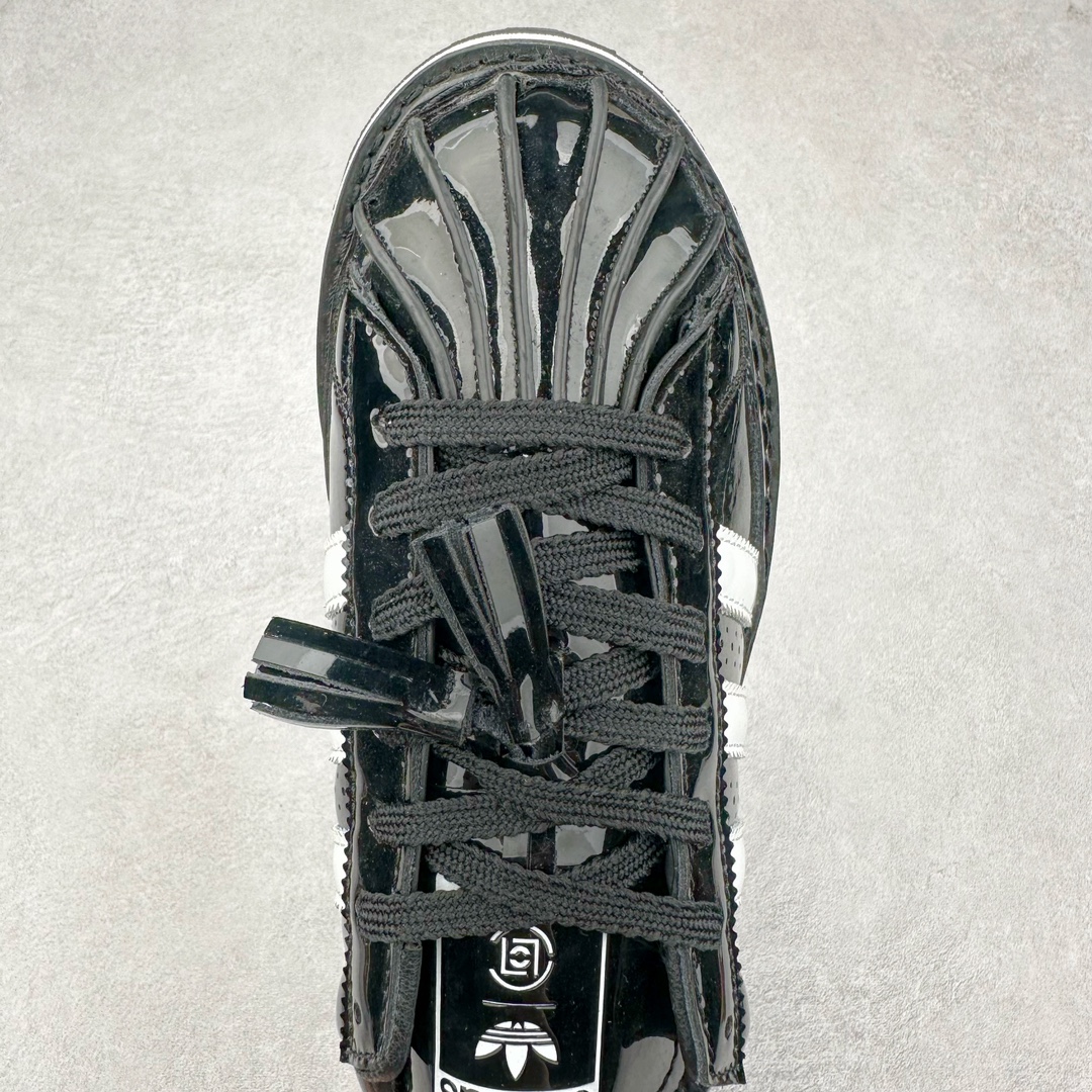 图片[4]-＃特价福利 Clot x AD Original Superstar 联名圆头舒适耐磨低帮贝壳头板鞋 黑白 货号：IH5953 2023年10月，香港潮牌Clot在纪念20周年2024年春夏时装秀推出将与Adidas再一次合作，这也是联合创始人陈冠希和Adidas在首次合作十多年后再次联手。全新合作特别之处CLOT对标志性的Adidas Superstar系列鞋款进行独特诠释。定于2024年2月23日推出Clot x Adidas Superstar “Cloud White”以云白色、核心黑色和水晶沙的时尚色调组合，采用预科生风格，配有白色皮革鞋身，饰有透气孔以增强透气性，并辅以标志性的贝壳鞋头，其他细节包括侧面的黑色三条纹、联名鞋舌标签和鞋跟标签，而且这款运动鞋采用堆叠式白色和棕褐色中底，为经典巨星增添了独特的风格，最后以奶油色凹槽橡胶外底，确保耐用性和牵引力。这个设计毫不费力地将传统与创新结合在一起。尺码：36 36.5 37.5 38 38.5 39 40 40.5 41 42 42.5 43 44 44.5 45 46-选品中心