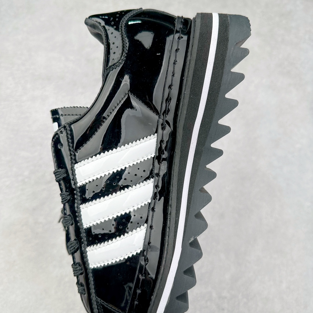 图片[7]-＃特价福利 Clot x AD Original Superstar 联名圆头舒适耐磨低帮贝壳头板鞋 黑白 货号：IH5953 2023年10月，香港潮牌Clot在纪念20周年2024年春夏时装秀推出将与Adidas再一次合作，这也是联合创始人陈冠希和Adidas在首次合作十多年后再次联手。全新合作特别之处CLOT对标志性的Adidas Superstar系列鞋款进行独特诠释。定于2024年2月23日推出Clot x Adidas Superstar “Cloud White”以云白色、核心黑色和水晶沙的时尚色调组合，采用预科生风格，配有白色皮革鞋身，饰有透气孔以增强透气性，并辅以标志性的贝壳鞋头，其他细节包括侧面的黑色三条纹、联名鞋舌标签和鞋跟标签，而且这款运动鞋采用堆叠式白色和棕褐色中底，为经典巨星增添了独特的风格，最后以奶油色凹槽橡胶外底，确保耐用性和牵引力。这个设计毫不费力地将传统与创新结合在一起。尺码：36 36.5 37.5 38 38.5 39 40 40.5 41 42 42.5 43 44 44.5 45 46-选品中心