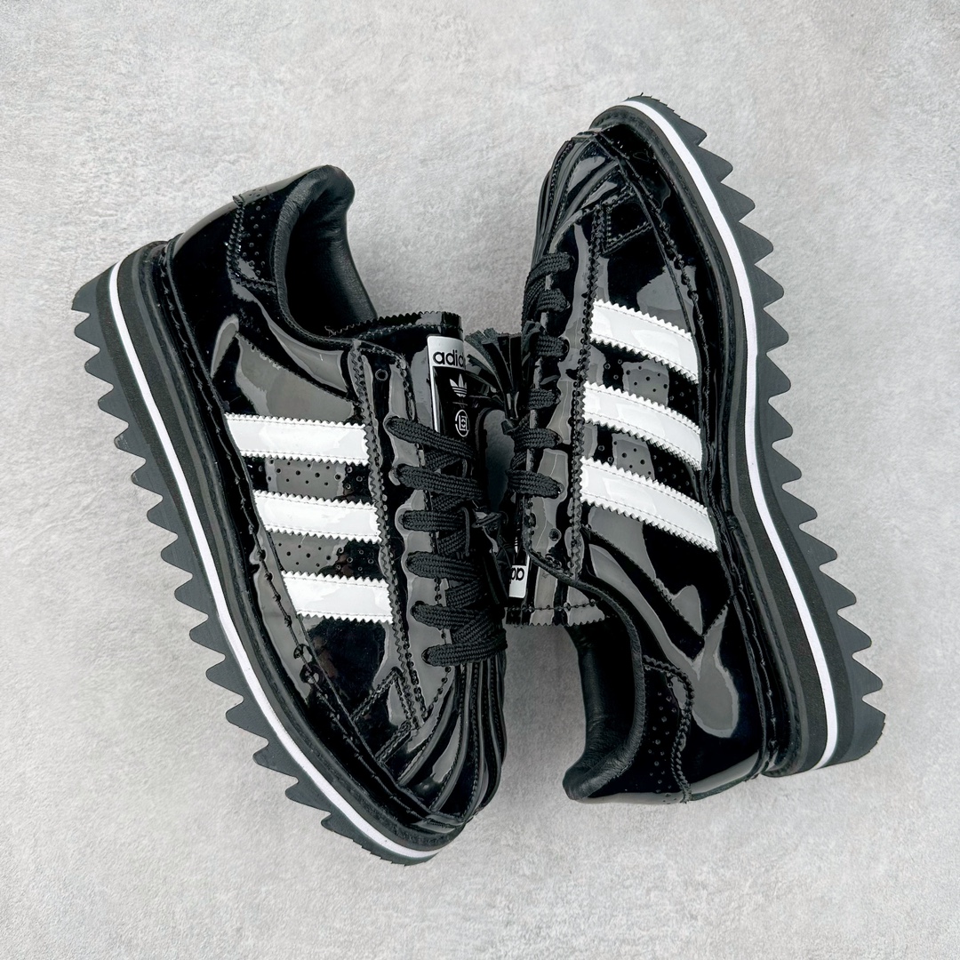 图片[3]-＃特价福利 Clot x AD Original Superstar 联名圆头舒适耐磨低帮贝壳头板鞋 黑白 货号：IH5953 2023年10月，香港潮牌Clot在纪念20周年2024年春夏时装秀推出将与Adidas再一次合作，这也是联合创始人陈冠希和Adidas在首次合作十多年后再次联手。全新合作特别之处CLOT对标志性的Adidas Superstar系列鞋款进行独特诠释。定于2024年2月23日推出Clot x Adidas Superstar “Cloud White”以云白色、核心黑色和水晶沙的时尚色调组合，采用预科生风格，配有白色皮革鞋身，饰有透气孔以增强透气性，并辅以标志性的贝壳鞋头，其他细节包括侧面的黑色三条纹、联名鞋舌标签和鞋跟标签，而且这款运动鞋采用堆叠式白色和棕褐色中底，为经典巨星增添了独特的风格，最后以奶油色凹槽橡胶外底，确保耐用性和牵引力。这个设计毫不费力地将传统与创新结合在一起。尺码：36 36.5 37.5 38 38.5 39 40 40.5 41 42 42.5 43 44 44.5 45 46-选品中心