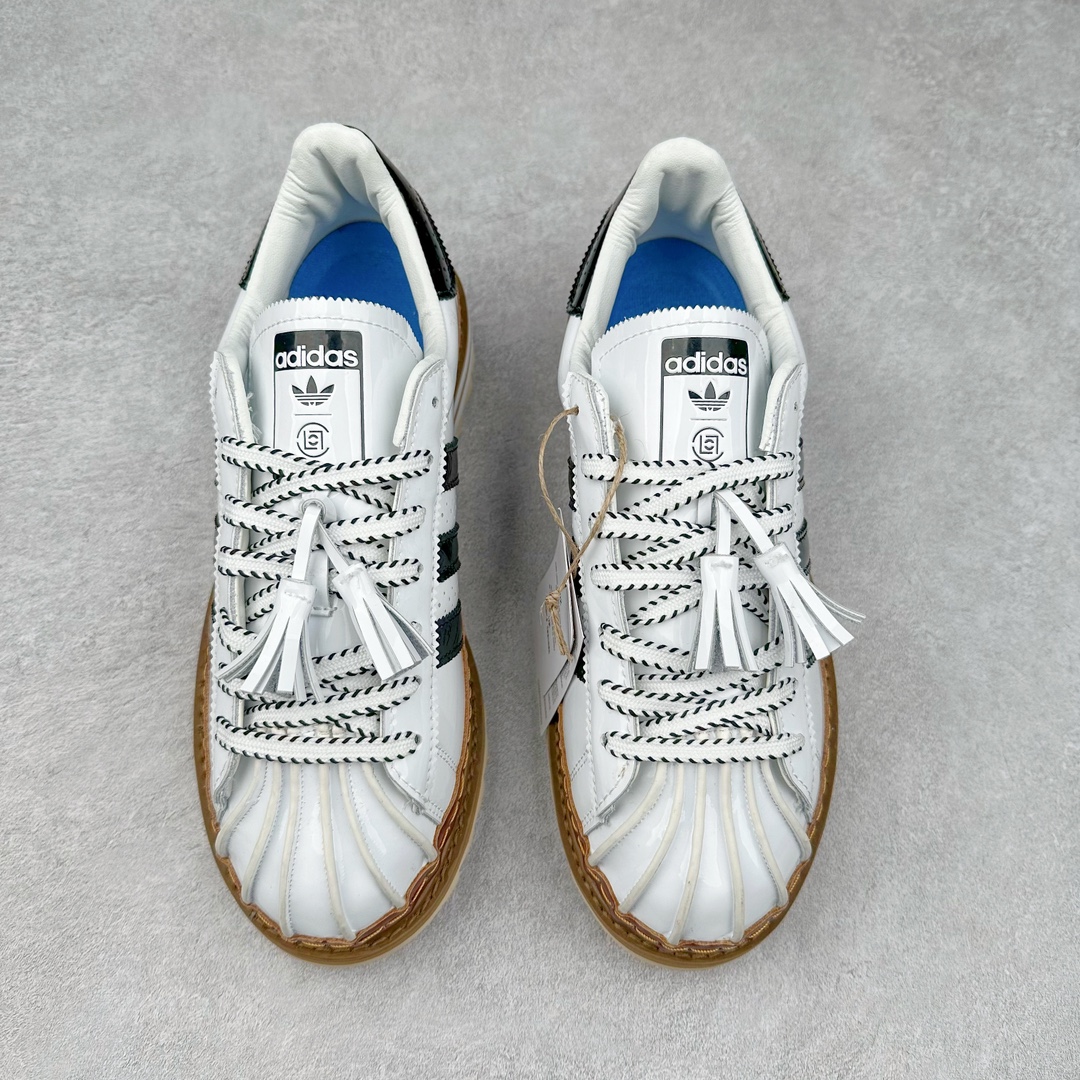 图片[2]-＃特价福利 Clot x AD Superstar “Cloud White”联名圆头舒适耐磨低帮贝壳头板鞋 白棕 货号：IH3132 2023年10月，香港潮牌Clot在纪念20周年2024年春夏时装秀推出将与Adidas再一次合作，这也是联合创始人陈冠希和Adidas在首次合作十多年后再次联手。全新合作特别之处CLOT对标志性的Adidas Superstar系列鞋款进行独特诠释。定于2024年2月23日推出Clot x Adidas Superstar “Cloud White”以云白色、核心黑色和水晶沙的时尚色调组合，采用预科生风格，配有白色皮革鞋身，饰有透气孔以增强透气性，并辅以标志性的贝壳鞋头，其他细节包括侧面的黑色三条纹、联名鞋舌标签和鞋跟标签，而且这款运动鞋采用堆叠式白色和棕褐色中底，为经典巨星增添了独特的风格，最后以奶油色凹槽橡胶外底，确保耐用性和牵引力。这个设计毫不费力地将传统与创新结合在一起。尺码：36 36.5 37.5 38 38.5 39 40 40.5 41 42 42.5 43 44 44.5 45 46-选品中心