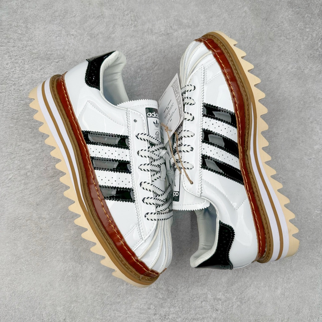 图片[3]-＃特价福利 Clot x AD Superstar “Cloud White”联名圆头舒适耐磨低帮贝壳头板鞋 白棕 货号：IH3132 2023年10月，香港潮牌Clot在纪念20周年2024年春夏时装秀推出将与Adidas再一次合作，这也是联合创始人陈冠希和Adidas在首次合作十多年后再次联手。全新合作特别之处CLOT对标志性的Adidas Superstar系列鞋款进行独特诠释。定于2024年2月23日推出Clot x Adidas Superstar “Cloud White”以云白色、核心黑色和水晶沙的时尚色调组合，采用预科生风格，配有白色皮革鞋身，饰有透气孔以增强透气性，并辅以标志性的贝壳鞋头，其他细节包括侧面的黑色三条纹、联名鞋舌标签和鞋跟标签，而且这款运动鞋采用堆叠式白色和棕褐色中底，为经典巨星增添了独特的风格，最后以奶油色凹槽橡胶外底，确保耐用性和牵引力。这个设计毫不费力地将传统与创新结合在一起。尺码：36 36.5 37.5 38 38.5 39 40 40.5 41 42 42.5 43 44 44.5 45 46-选品中心