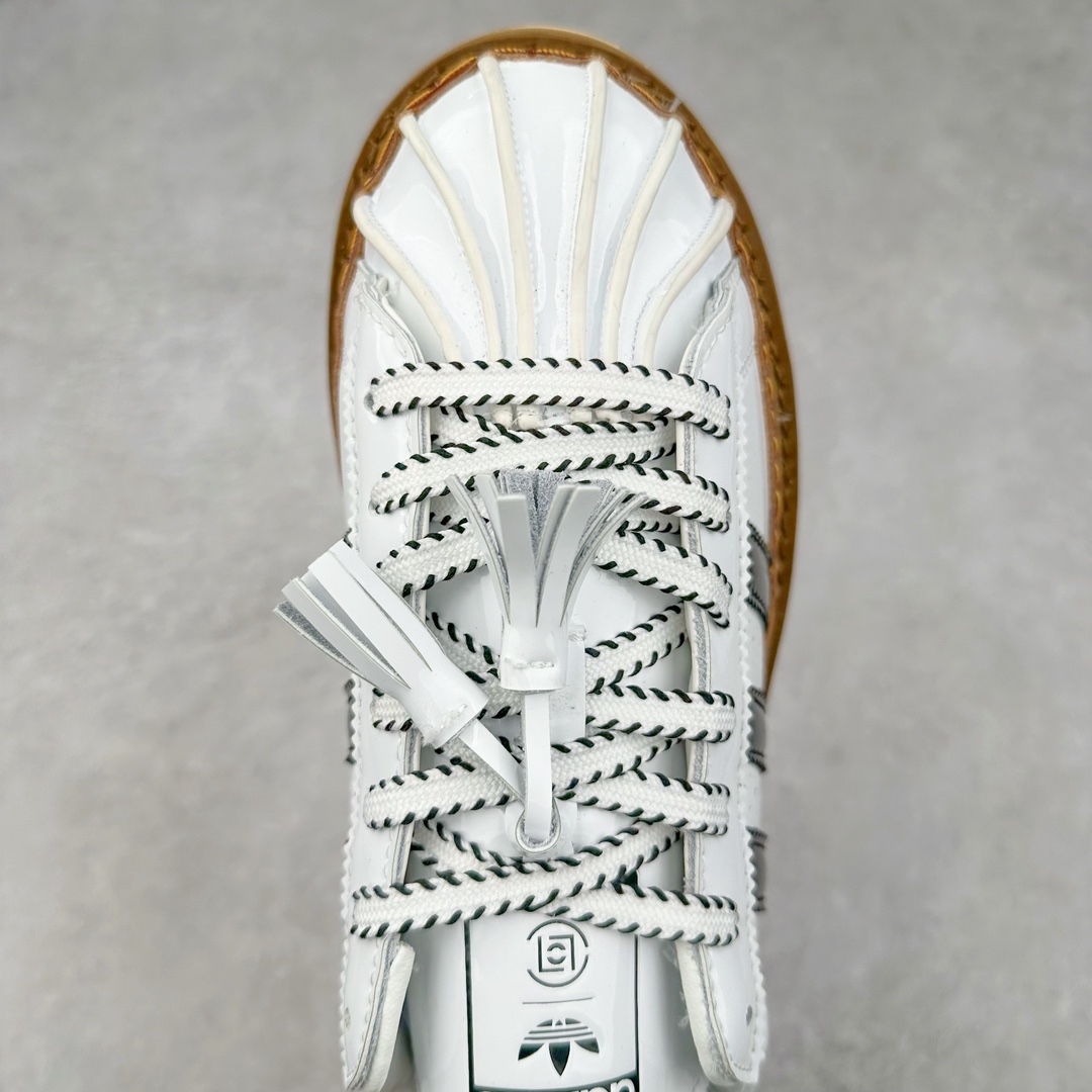 图片[4]-＃特价福利 Clot x AD Superstar “Cloud White”联名圆头舒适耐磨低帮贝壳头板鞋 白棕 货号：IH3132 2023年10月，香港潮牌Clot在纪念20周年2024年春夏时装秀推出将与Adidas再一次合作，这也是联合创始人陈冠希和Adidas在首次合作十多年后再次联手。全新合作特别之处CLOT对标志性的Adidas Superstar系列鞋款进行独特诠释。定于2024年2月23日推出Clot x Adidas Superstar “Cloud White”以云白色、核心黑色和水晶沙的时尚色调组合，采用预科生风格，配有白色皮革鞋身，饰有透气孔以增强透气性，并辅以标志性的贝壳鞋头，其他细节包括侧面的黑色三条纹、联名鞋舌标签和鞋跟标签，而且这款运动鞋采用堆叠式白色和棕褐色中底，为经典巨星增添了独特的风格，最后以奶油色凹槽橡胶外底，确保耐用性和牵引力。这个设计毫不费力地将传统与创新结合在一起。尺码：36 36.5 37.5 38 38.5 39 40 40.5 41 42 42.5 43 44 44.5 45 46-选品中心