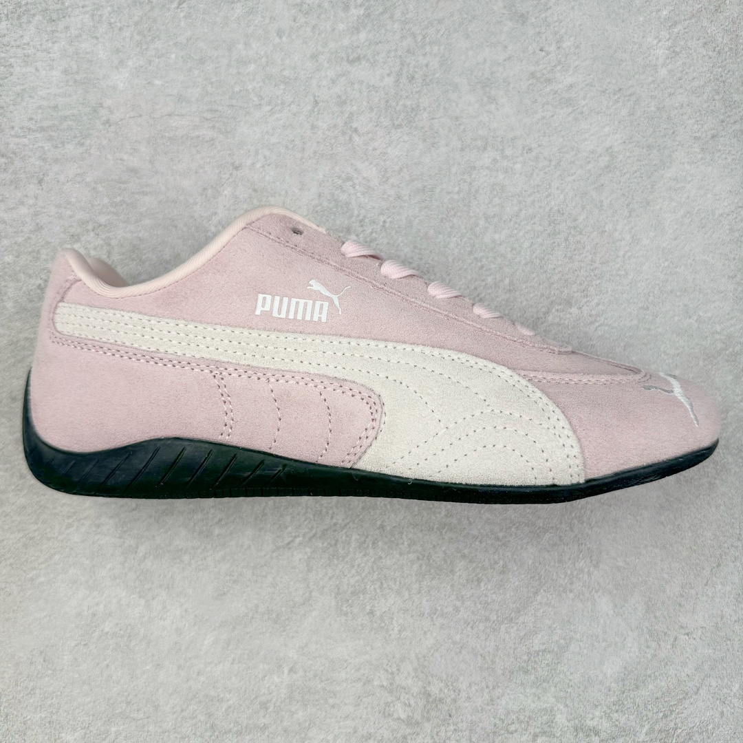 ＃绿X/GX PUMA Speedca OG 彪马极速赛车系列低帮德训风拼接复古百搭休闲运动赛车鞋 鞋款从80、90年代赛车手所穿的防火赛车鞋为原型，鞋身线条模仿了赛车的流线廓形，体现了空气动力学原理的结构。简约流畅的外观，恰好又和贯穿其中的Formstrip Logo融合恰到好处，视觉上细节丰富且协调。本次Speedcat OG鞋款归来，最大看点自然式保留了窄版鞋型以及薄底构造。这两年各品牌鞋底越做越厚，Speedcat反其道而行之，上脚几乎无鞋底的效果带来耳目一新的视觉体验。鞋面依旧是以质感细腻的麂皮材质打造，并且大面积近乎全包裹的使用，复古味道也愈发浓烈。配色上更是将最原始的黑色和红色带回，向F1赛车队的标志性队服致敬。相信让各位一眼种草的更多是出挑的大红色，上脚即可瞬间点亮整体造型，在以球鞋为核心的OOTD中脱颖而出。而另一款黑色则是低调的万金油，彰显新潮个性的同时又不喧宾夺主，也是热爱简约系穿搭朋友的首选。 尺码：35.5 36 37 37.5 38 38.5 39 40 40.5 41 42 42.5 43 44 44.5 45-选品中心