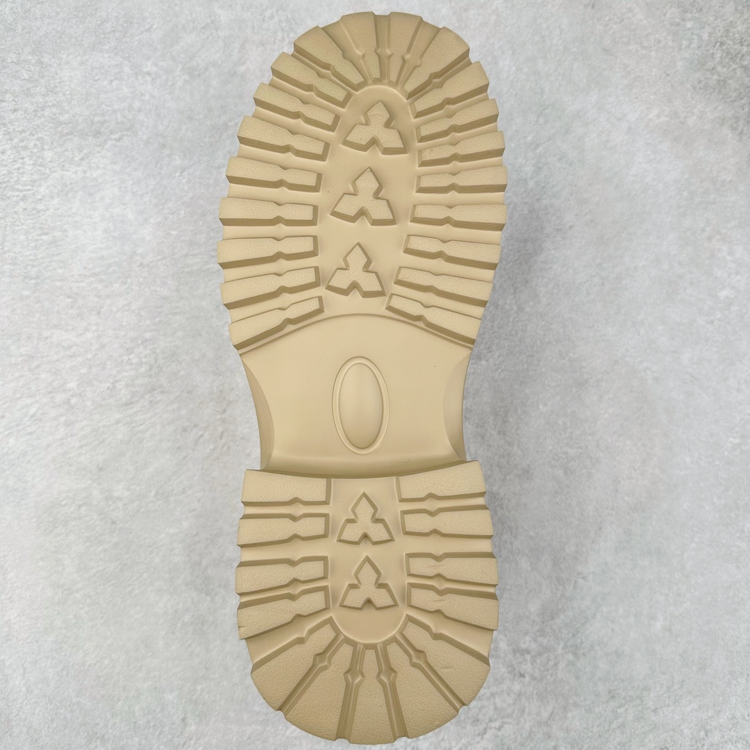 图片[9]-UGG 2024秋冬新品（毛绒一体内里保暖锁热🔥）秋冬必备 户外中帮休闲马丁靴雪地靴 代购专供品质 面料采用进口头层牛皮材质 鞋内里采用🔥毛茸一体内里保暖锁热。外置高弹Modern 外置防滑橡塑发泡超轻大底 系带设计 穿脱十分方便 采用TPU模压定型真皮鞋面材质#EVA轻翼外底防滑,耐磨性和良好的弹性！美国轻奢品牌【UGG】 Tasman Weather Hybrid 塔斯曼混合系列户外中帮休闲马丁靴雪地靴 尺码：39 40 41 42 43 44-选品中心