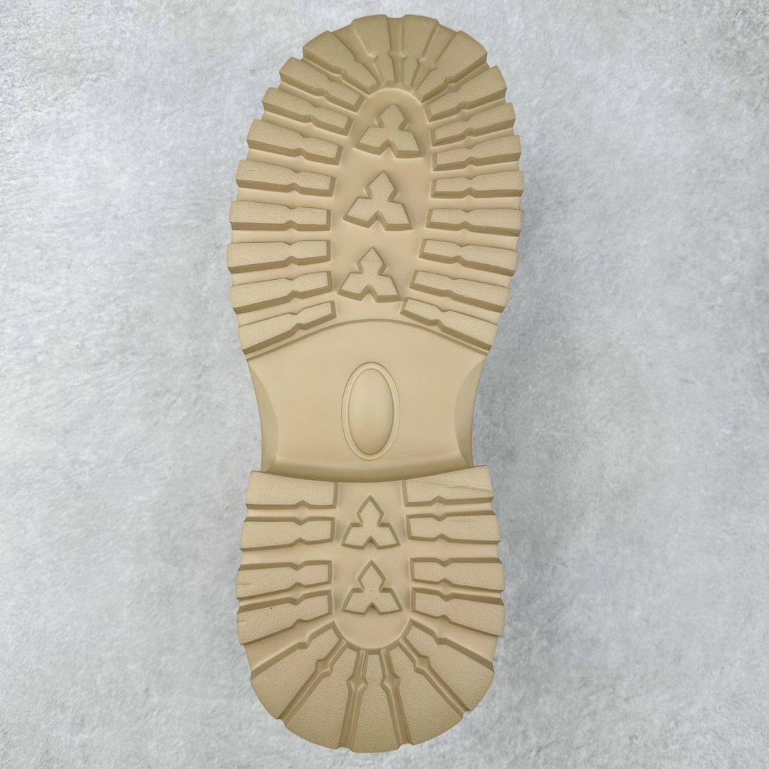 图片[9]-UGG 2024秋冬新品（毛绒一体内里保暖锁热🔥）秋冬必备 户外中帮休闲马丁靴雪地靴 代购专供品质 面料采用进口头层牛皮材质 鞋内里采用🔥毛茸一体内里保暖锁热。外置高弹Modern 外置防滑橡塑发泡超轻大底 系带设计 穿脱十分方便 采用TPU模压定型真皮鞋面材质#EVA轻翼外底防滑,耐磨性和良好的弹性！美国轻奢品牌【UGG】 Tasman Weather Hybrid 塔斯曼混合系列户外中帮休闲马丁靴雪地靴 尺码：39 40 41 42 43 44-选品中心