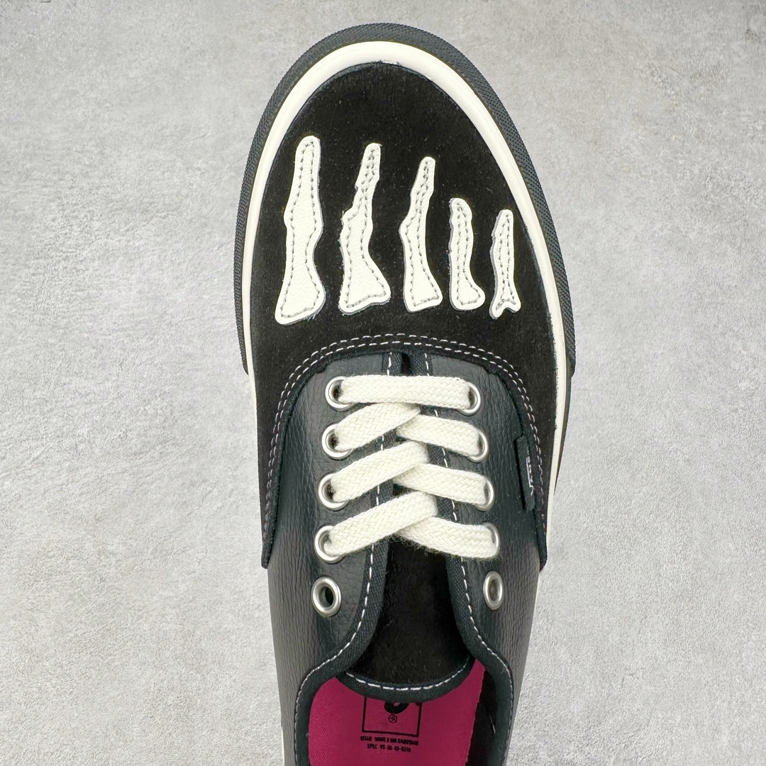 图片[4]-SBTG x Vans Authentic 黑白趾骨 标志性的趾骨元素与军事风元素相结合的设计鞋子采用简单的黑白色调 整体色彩偏低饱和 结合内衬搭配粉色撞色非常吸睛 加上骨骼图案让整双鞋很有设计感 整体上非常有质感 艺术感也很到位 细节满满 货号：VN000BW5BPR 尺码：36-44（36.5 38.5 40.5 42.5）-选品中心