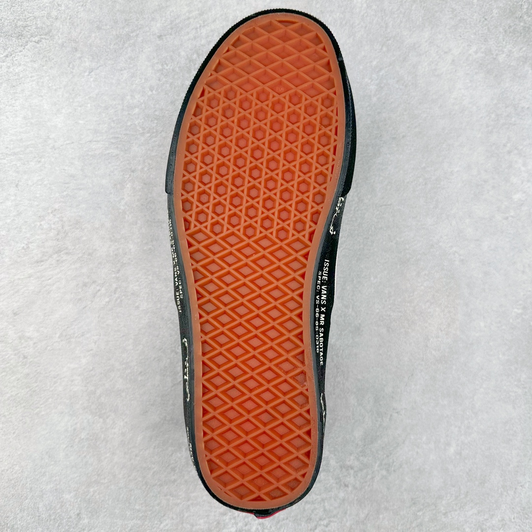 图片[9]-SBTG x Vans Authentic 黑白趾骨 标志性的趾骨元素与军事风元素相结合的设计鞋子采用简单的黑白色调 整体色彩偏低饱和 结合内衬搭配粉色撞色非常吸睛 加上骨骼图案让整双鞋很有设计感 整体上非常有质感 艺术感也很到位 细节满满 货号：VN000BW5BPR 尺码：36-44（36.5 38.5 40.5 42.5）-选品中心