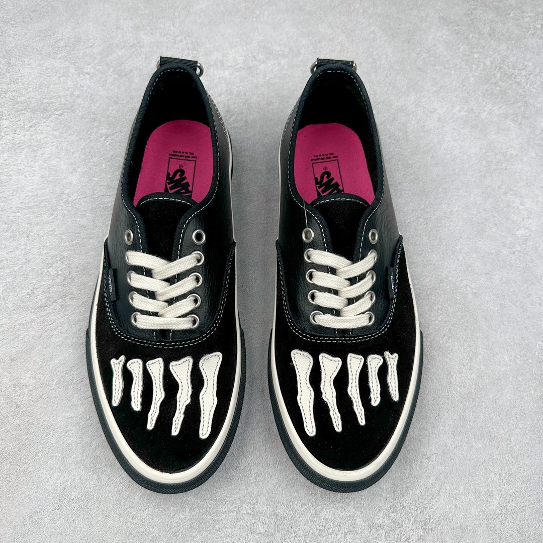 图片[2]-SBTG x Vans Authentic 黑白趾骨 标志性的趾骨元素与军事风元素相结合的设计鞋子采用简单的黑白色调 整体色彩偏低饱和 结合内衬搭配粉色撞色非常吸睛 加上骨骼图案让整双鞋很有设计感 整体上非常有质感 艺术感也很到位 细节满满 货号：VN000BW5BPR 尺码：36-44（36.5 38.5 40.5 42.5）-选品中心