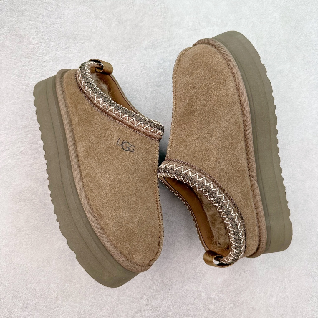 图片[3]-＃K版 UGG 2553经典秋冬羊皮毛一体雪地靴 私人订单价格匠心定位 桑坡八年大厂直供 拒绝高利润 区别杀猪版本 隆丰A级澳洲进口羊皮毛一体 完全遵循ZP工艺流程 代工厂原厂版师 秉承无原鞋不开发选择 注重每一处细节 市面最正版型 TREADLITE\\\”轻翼\\\”科技外底 轻便/耐用/柔韧/桩型【售后郑重承诺】一个月内若出现重大脱胶/断底等质量问题 直接为您换新 翻毛皮鞋面 细腻亲肤再生聚酯纤维滚边 舒适易打理 保暖性佳 UGG plush™ 里衬和内底 茸软亲肤 舒适暖足 经典鞋型搭配轻盈厚底 稳稳拿捏秋冬出街时髦造型 Treadlite by UGG 轻翼大底 轻盈缓震 为双足减负 舒适轻便 助你轻松畅玩整天 尺码：35 36 37 38 39 40-选品中心