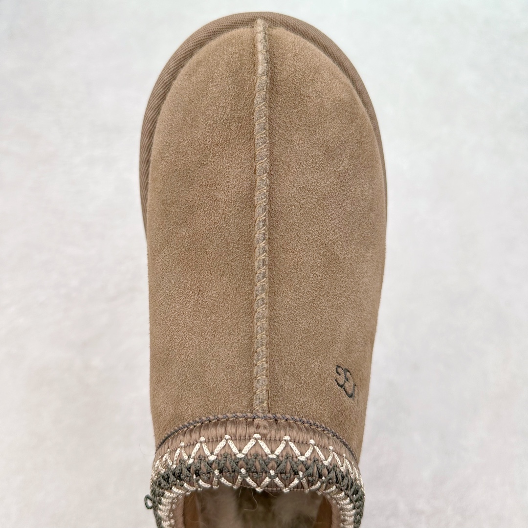 图片[4]-＃K版 UGG 2553经典秋冬羊皮毛一体雪地靴 私人订单价格匠心定位 桑坡八年大厂直供 拒绝高利润 区别杀猪版本 隆丰A级澳洲进口羊皮毛一体 完全遵循ZP工艺流程 代工厂原厂版师 秉承无原鞋不开发选择 注重每一处细节 市面最正版型 TREADLITE\\\”轻翼\\\”科技外底 轻便/耐用/柔韧/桩型【售后郑重承诺】一个月内若出现重大脱胶/断底等质量问题 直接为您换新 翻毛皮鞋面 细腻亲肤再生聚酯纤维滚边 舒适易打理 保暖性佳 UGG plush™ 里衬和内底 茸软亲肤 舒适暖足 经典鞋型搭配轻盈厚底 稳稳拿捏秋冬出街时髦造型 Treadlite by UGG 轻翼大底 轻盈缓震 为双足减负 舒适轻便 助你轻松畅玩整天 尺码：35 36 37 38 39 40-选品中心