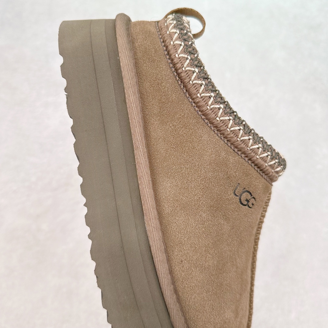 图片[6]-＃K版 UGG 2553经典秋冬羊皮毛一体雪地靴 私人订单价格匠心定位 桑坡八年大厂直供 拒绝高利润 区别杀猪版本 隆丰A级澳洲进口羊皮毛一体 完全遵循ZP工艺流程 代工厂原厂版师 秉承无原鞋不开发选择 注重每一处细节 市面最正版型 TREADLITE\\\”轻翼\\\”科技外底 轻便/耐用/柔韧/桩型【售后郑重承诺】一个月内若出现重大脱胶/断底等质量问题 直接为您换新 翻毛皮鞋面 细腻亲肤再生聚酯纤维滚边 舒适易打理 保暖性佳 UGG plush™ 里衬和内底 茸软亲肤 舒适暖足 经典鞋型搭配轻盈厚底 稳稳拿捏秋冬出街时髦造型 Treadlite by UGG 轻翼大底 轻盈缓震 为双足减负 舒适轻便 助你轻松畅玩整天 尺码：35 36 37 38 39 40-选品中心