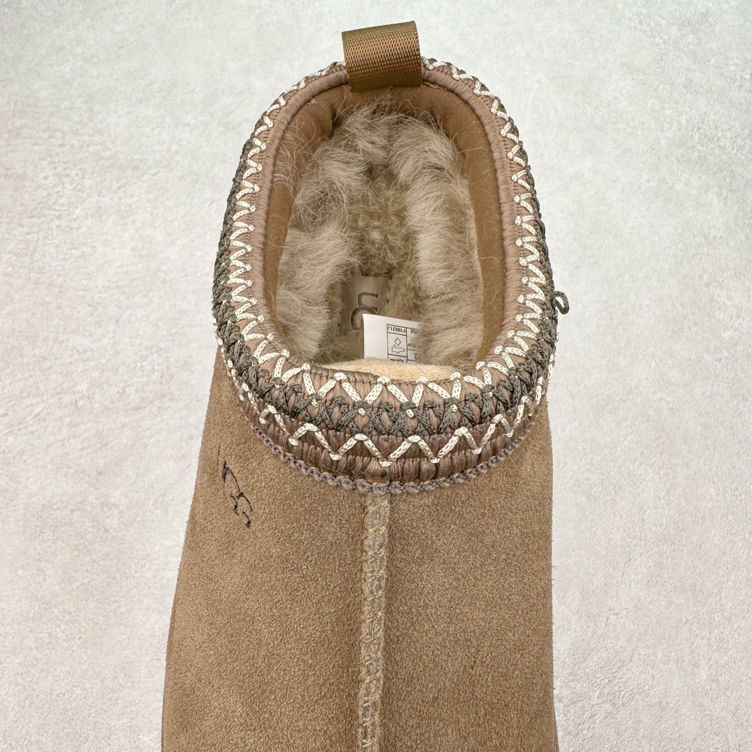 图片[5]-＃K版 UGG 2553经典秋冬羊皮毛一体雪地靴 私人订单价格匠心定位 桑坡八年大厂直供 拒绝高利润 区别杀猪版本 隆丰A级澳洲进口羊皮毛一体 完全遵循ZP工艺流程 代工厂原厂版师 秉承无原鞋不开发选择 注重每一处细节 市面最正版型 TREADLITE\\\”轻翼\\\”科技外底 轻便/耐用/柔韧/桩型【售后郑重承诺】一个月内若出现重大脱胶/断底等质量问题 直接为您换新 翻毛皮鞋面 细腻亲肤再生聚酯纤维滚边 舒适易打理 保暖性佳 UGG plush™ 里衬和内底 茸软亲肤 舒适暖足 经典鞋型搭配轻盈厚底 稳稳拿捏秋冬出街时髦造型 Treadlite by UGG 轻翼大底 轻盈缓震 为双足减负 舒适轻便 助你轻松畅玩整天 尺码：35 36 37 38 39 40-选品中心