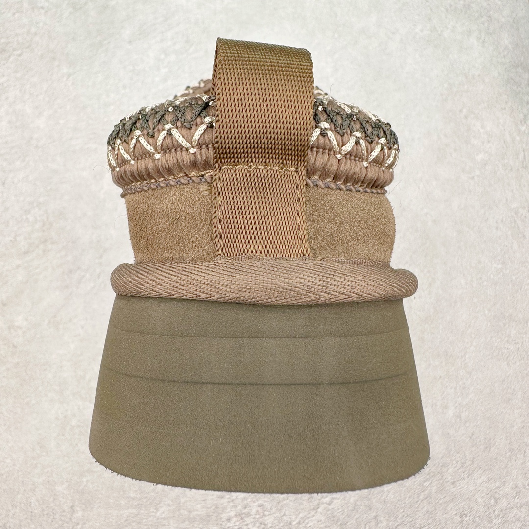 图片[8]-＃K版 UGG 2553经典秋冬羊皮毛一体雪地靴 私人订单价格匠心定位 桑坡八年大厂直供 拒绝高利润 区别杀猪版本 隆丰A级澳洲进口羊皮毛一体 完全遵循ZP工艺流程 代工厂原厂版师 秉承无原鞋不开发选择 注重每一处细节 市面最正版型 TREADLITE\\\”轻翼\\\”科技外底 轻便/耐用/柔韧/桩型【售后郑重承诺】一个月内若出现重大脱胶/断底等质量问题 直接为您换新 翻毛皮鞋面 细腻亲肤再生聚酯纤维滚边 舒适易打理 保暖性佳 UGG plush™ 里衬和内底 茸软亲肤 舒适暖足 经典鞋型搭配轻盈厚底 稳稳拿捏秋冬出街时髦造型 Treadlite by UGG 轻翼大底 轻盈缓震 为双足减负 舒适轻便 助你轻松畅玩整天 尺码：35 36 37 38 39 40-选品中心