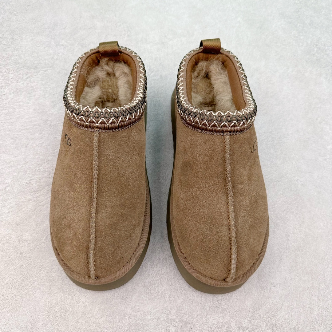 图片[2]-＃K版 UGG 2553经典秋冬羊皮毛一体雪地靴 私人订单价格匠心定位 桑坡八年大厂直供 拒绝高利润 区别杀猪版本 隆丰A级澳洲进口羊皮毛一体 完全遵循ZP工艺流程 代工厂原厂版师 秉承无原鞋不开发选择 注重每一处细节 市面最正版型 TREADLITE\\\”轻翼\\\”科技外底 轻便/耐用/柔韧/桩型【售后郑重承诺】一个月内若出现重大脱胶/断底等质量问题 直接为您换新 翻毛皮鞋面 细腻亲肤再生聚酯纤维滚边 舒适易打理 保暖性佳 UGG plush™ 里衬和内底 茸软亲肤 舒适暖足 经典鞋型搭配轻盈厚底 稳稳拿捏秋冬出街时髦造型 Treadlite by UGG 轻翼大底 轻盈缓震 为双足减负 舒适轻便 助你轻松畅玩整天 尺码：35 36 37 38 39 40-选品中心