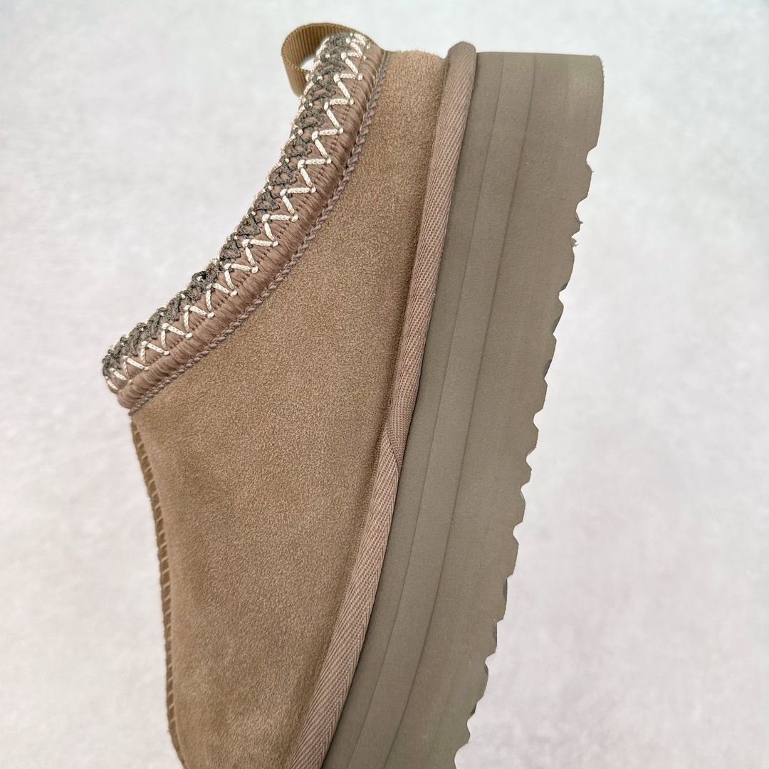 图片[7]-＃K版 UGG 2553经典秋冬羊皮毛一体雪地靴 私人订单价格匠心定位 桑坡八年大厂直供 拒绝高利润 区别杀猪版本 隆丰A级澳洲进口羊皮毛一体 完全遵循ZP工艺流程 代工厂原厂版师 秉承无原鞋不开发选择 注重每一处细节 市面最正版型 TREADLITE\\\”轻翼\\\”科技外底 轻便/耐用/柔韧/桩型【售后郑重承诺】一个月内若出现重大脱胶/断底等质量问题 直接为您换新 翻毛皮鞋面 细腻亲肤再生聚酯纤维滚边 舒适易打理 保暖性佳 UGG plush™ 里衬和内底 茸软亲肤 舒适暖足 经典鞋型搭配轻盈厚底 稳稳拿捏秋冬出街时髦造型 Treadlite by UGG 轻翼大底 轻盈缓震 为双足减负 舒适轻便 助你轻松畅玩整天 尺码：35 36 37 38 39 40-选品中心