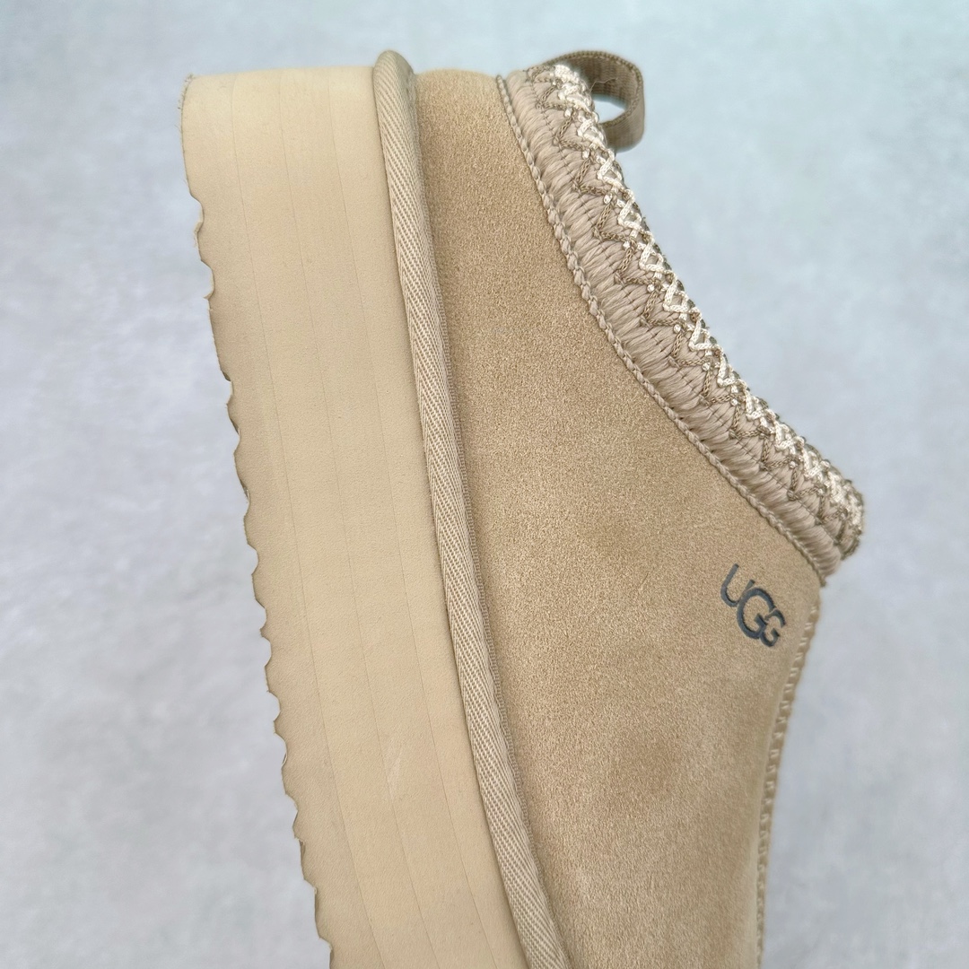 图片[6]-＃K版 UGG 2553经典秋冬羊皮毛一体雪地靴 私人订单价格匠心定位 桑坡八年大厂直供 拒绝高利润 区别杀猪版本 隆丰A级澳洲进口羊皮毛一体 完全遵循ZP工艺流程 代工厂原厂版师 秉承无原鞋不开发选择 注重每一处细节 市面最正版型 TREADLITE\\\”轻翼\\\”科技外底 轻便/耐用/柔韧/桩型【售后郑重承诺】一个月内若出现重大脱胶/断底等质量问题 直接为您换新 翻毛皮鞋面 细腻亲肤再生聚酯纤维滚边 舒适易打理 保暖性佳 UGG plush™ 里衬和内底 茸软亲肤 舒适暖足 经典鞋型搭配轻盈厚底 稳稳拿捏秋冬出街时髦造型 Treadlite by UGG 轻翼大底 轻盈缓震 为双足减负 舒适轻便 助你轻松畅玩整天 尺码：35 36 37 38 39 40-选品中心