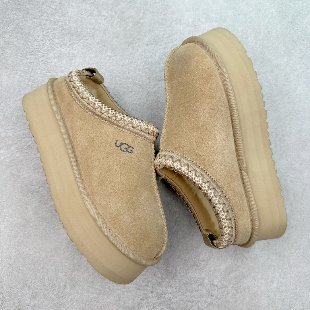 图片[3]-＃K版 UGG 2553经典秋冬羊皮毛一体雪地靴 私人订单价格匠心定位 桑坡八年大厂直供 拒绝高利润 区别杀猪版本 隆丰A级澳洲进口羊皮毛一体 完全遵循ZP工艺流程 代工厂原厂版师 秉承无原鞋不开发选择 注重每一处细节 市面最正版型 TREADLITE\\\”轻翼\\\”科技外底 轻便/耐用/柔韧/桩型【售后郑重承诺】一个月内若出现重大脱胶/断底等质量问题 直接为您换新 翻毛皮鞋面 细腻亲肤再生聚酯纤维滚边 舒适易打理 保暖性佳 UGG plush™ 里衬和内底 茸软亲肤 舒适暖足 经典鞋型搭配轻盈厚底 稳稳拿捏秋冬出街时髦造型 Treadlite by UGG 轻翼大底 轻盈缓震 为双足减负 舒适轻便 助你轻松畅玩整天 尺码：35 36 37 38 39 40-选品中心