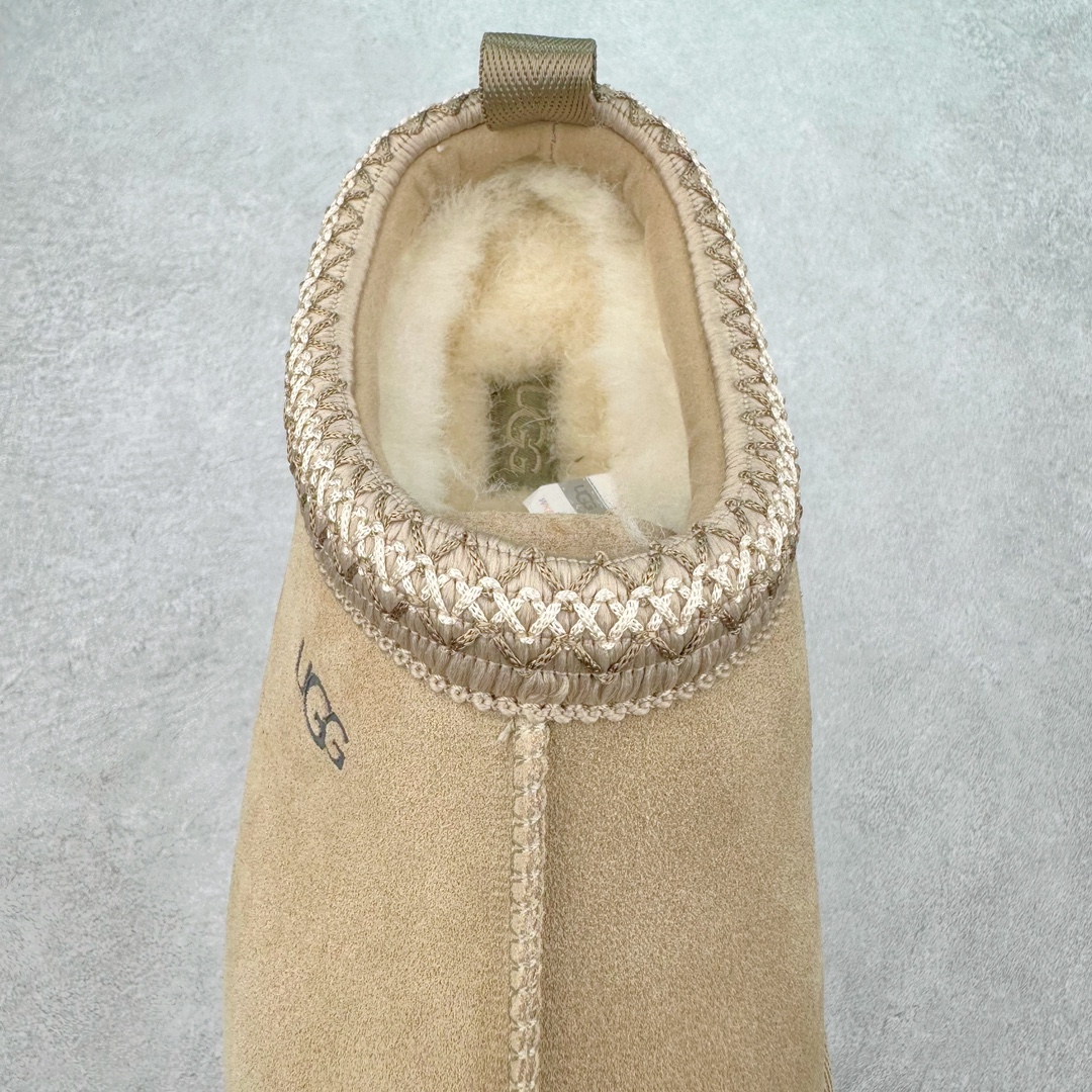 图片[5]-＃K版 UGG 2553经典秋冬羊皮毛一体雪地靴 私人订单价格匠心定位 桑坡八年大厂直供 拒绝高利润 区别杀猪版本 隆丰A级澳洲进口羊皮毛一体 完全遵循ZP工艺流程 代工厂原厂版师 秉承无原鞋不开发选择 注重每一处细节 市面最正版型 TREADLITE\\\”轻翼\\\”科技外底 轻便/耐用/柔韧/桩型【售后郑重承诺】一个月内若出现重大脱胶/断底等质量问题 直接为您换新 翻毛皮鞋面 细腻亲肤再生聚酯纤维滚边 舒适易打理 保暖性佳 UGG plush™ 里衬和内底 茸软亲肤 舒适暖足 经典鞋型搭配轻盈厚底 稳稳拿捏秋冬出街时髦造型 Treadlite by UGG 轻翼大底 轻盈缓震 为双足减负 舒适轻便 助你轻松畅玩整天 尺码：35 36 37 38 39 40-选品中心