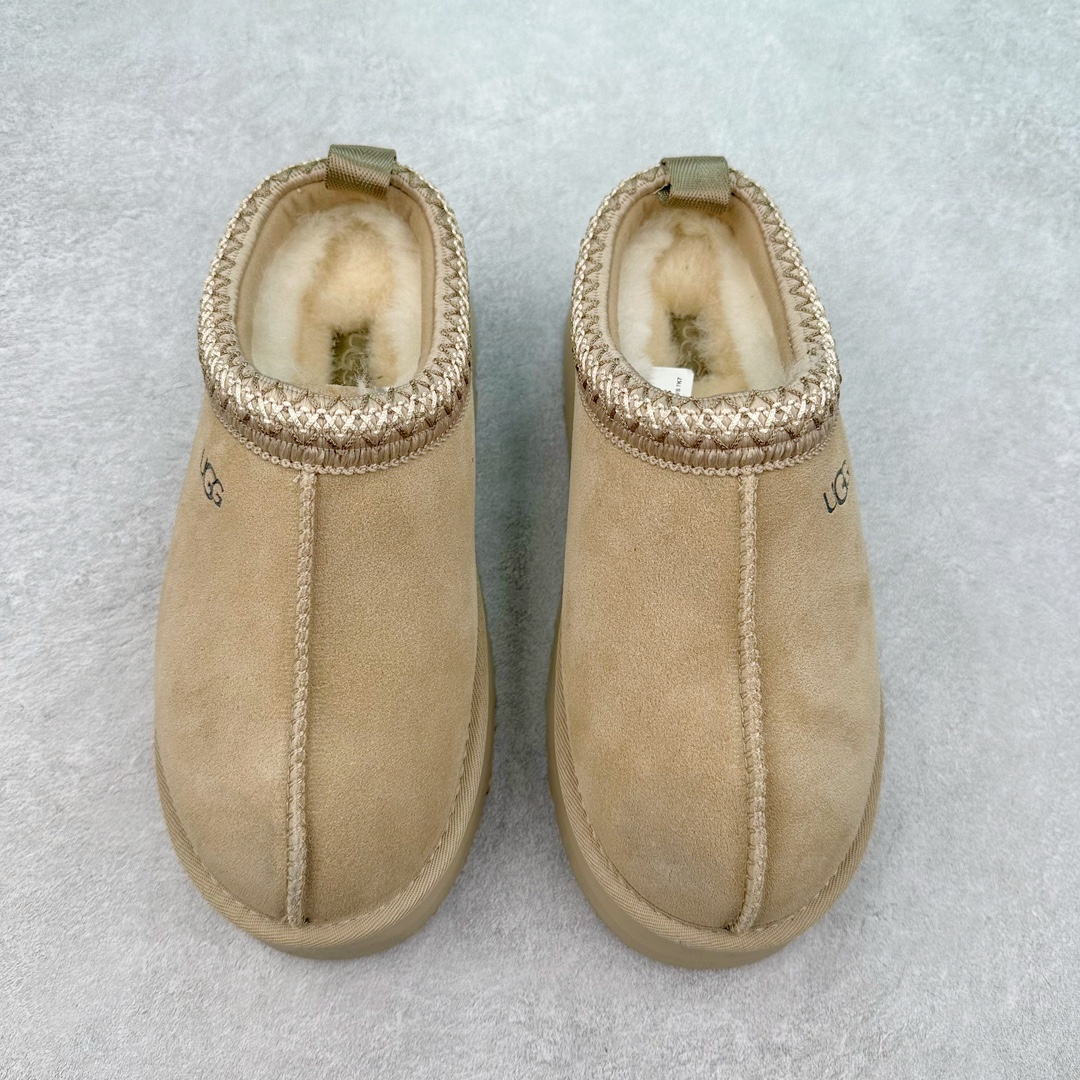 图片[2]-＃K版 UGG 2553经典秋冬羊皮毛一体雪地靴 私人订单价格匠心定位 桑坡八年大厂直供 拒绝高利润 区别杀猪版本 隆丰A级澳洲进口羊皮毛一体 完全遵循ZP工艺流程 代工厂原厂版师 秉承无原鞋不开发选择 注重每一处细节 市面最正版型 TREADLITE\\\”轻翼\\\”科技外底 轻便/耐用/柔韧/桩型【售后郑重承诺】一个月内若出现重大脱胶/断底等质量问题 直接为您换新 翻毛皮鞋面 细腻亲肤再生聚酯纤维滚边 舒适易打理 保暖性佳 UGG plush™ 里衬和内底 茸软亲肤 舒适暖足 经典鞋型搭配轻盈厚底 稳稳拿捏秋冬出街时髦造型 Treadlite by UGG 轻翼大底 轻盈缓震 为双足减负 舒适轻便 助你轻松畅玩整天 尺码：35 36 37 38 39 40-选品中心