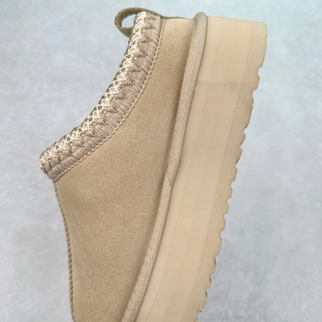 图片[7]-＃K版 UGG 2553经典秋冬羊皮毛一体雪地靴 私人订单价格匠心定位 桑坡八年大厂直供 拒绝高利润 区别杀猪版本 隆丰A级澳洲进口羊皮毛一体 完全遵循ZP工艺流程 代工厂原厂版师 秉承无原鞋不开发选择 注重每一处细节 市面最正版型 TREADLITE\\\”轻翼\\\”科技外底 轻便/耐用/柔韧/桩型【售后郑重承诺】一个月内若出现重大脱胶/断底等质量问题 直接为您换新 翻毛皮鞋面 细腻亲肤再生聚酯纤维滚边 舒适易打理 保暖性佳 UGG plush™ 里衬和内底 茸软亲肤 舒适暖足 经典鞋型搭配轻盈厚底 稳稳拿捏秋冬出街时髦造型 Treadlite by UGG 轻翼大底 轻盈缓震 为双足减负 舒适轻便 助你轻松畅玩整天 尺码：35 36 37 38 39 40-选品中心