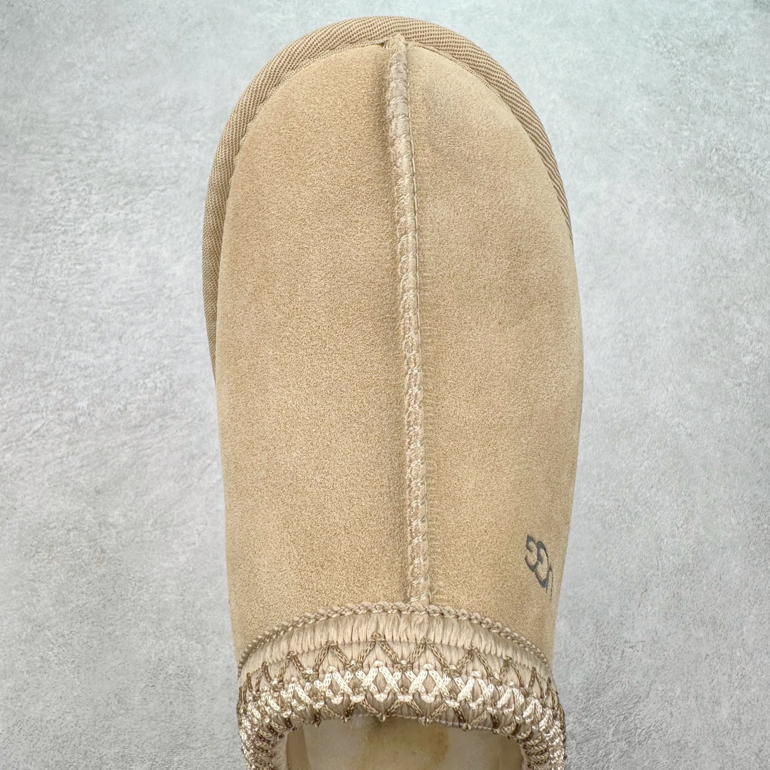 图片[4]-＃K版 UGG 2553经典秋冬羊皮毛一体雪地靴 私人订单价格匠心定位 桑坡八年大厂直供 拒绝高利润 区别杀猪版本 隆丰A级澳洲进口羊皮毛一体 完全遵循ZP工艺流程 代工厂原厂版师 秉承无原鞋不开发选择 注重每一处细节 市面最正版型 TREADLITE\\\”轻翼\\\”科技外底 轻便/耐用/柔韧/桩型【售后郑重承诺】一个月内若出现重大脱胶/断底等质量问题 直接为您换新 翻毛皮鞋面 细腻亲肤再生聚酯纤维滚边 舒适易打理 保暖性佳 UGG plush™ 里衬和内底 茸软亲肤 舒适暖足 经典鞋型搭配轻盈厚底 稳稳拿捏秋冬出街时髦造型 Treadlite by UGG 轻翼大底 轻盈缓震 为双足减负 舒适轻便 助你轻松畅玩整天 尺码：35 36 37 38 39 40-选品中心