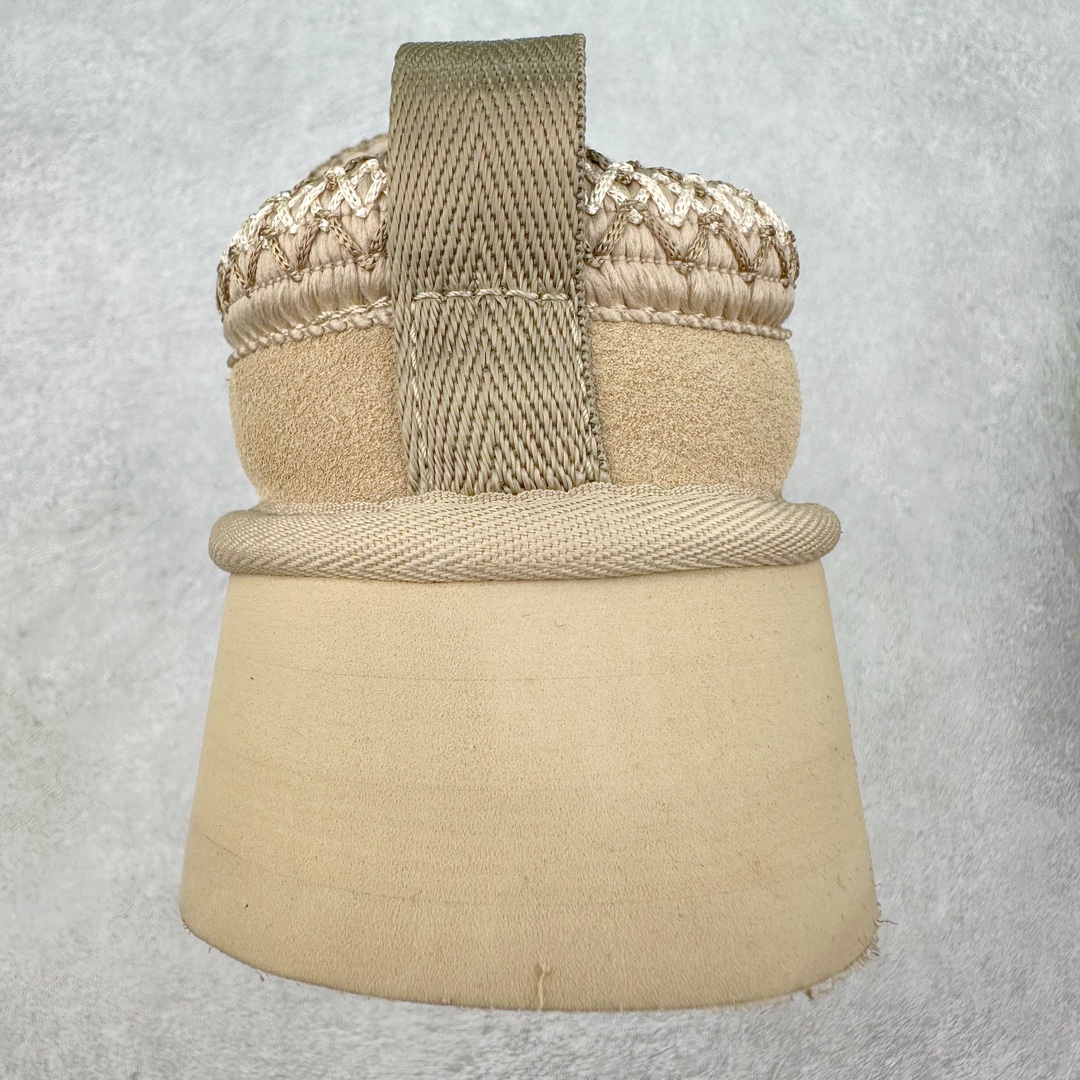 图片[8]-＃K版 UGG 2553经典秋冬羊皮毛一体雪地靴 私人订单价格匠心定位 桑坡八年大厂直供 拒绝高利润 区别杀猪版本 隆丰A级澳洲进口羊皮毛一体 完全遵循ZP工艺流程 代工厂原厂版师 秉承无原鞋不开发选择 注重每一处细节 市面最正版型 TREADLITE\\\”轻翼\\\”科技外底 轻便/耐用/柔韧/桩型【售后郑重承诺】一个月内若出现重大脱胶/断底等质量问题 直接为您换新 翻毛皮鞋面 细腻亲肤再生聚酯纤维滚边 舒适易打理 保暖性佳 UGG plush™ 里衬和内底 茸软亲肤 舒适暖足 经典鞋型搭配轻盈厚底 稳稳拿捏秋冬出街时髦造型 Treadlite by UGG 轻翼大底 轻盈缓震 为双足减负 舒适轻便 助你轻松畅玩整天 尺码：35 36 37 38 39 40-选品中心