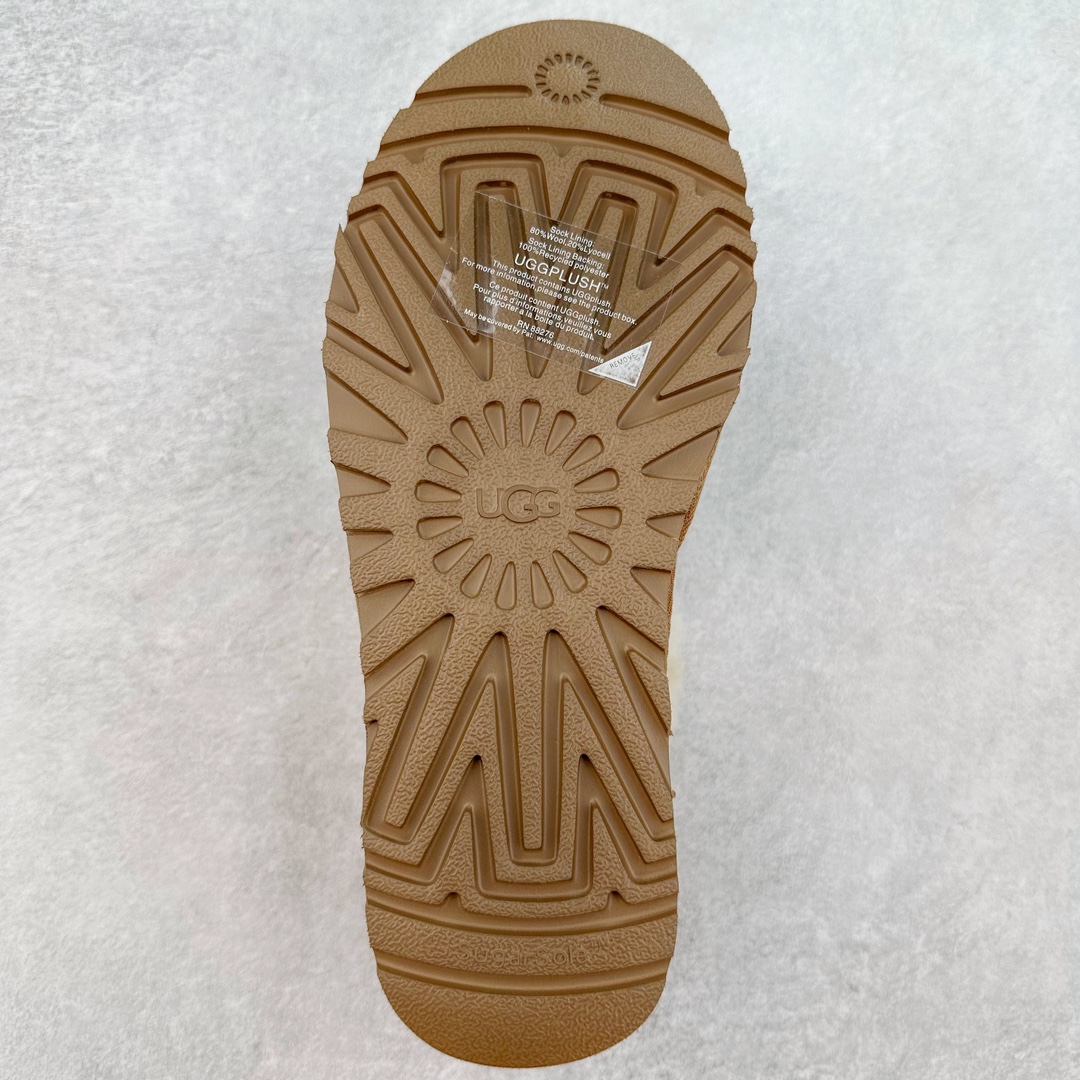 图片[9]-＃K版 UGG 8224经典秋冬羊皮毛一体雪地靴 私人订单价格匠心定位 桑坡八年大厂直供 拒绝高利润 区别杀猪版本 隆丰A级澳洲进口羊皮毛一体 完全遵循ZP工艺流程 代工厂原厂版师 秉承无原鞋不开发选择 注重每一处细节 市面最正版型 TREADLITE\\\”轻翼\\\”科技外底 轻便/耐用/柔韧/桩型【售后郑重承诺】一个月内若出现重大脱胶/断底等质量问题 直接为您换新 翻毛皮鞋面 细腻亲肤再生聚酯纤维滚边 舒适易打理 保暖性佳 UGG plush™ 里衬和内底 茸软亲肤 舒适暖足 经典鞋型搭配轻盈厚底 稳稳拿捏秋冬出街时髦造型 Treadlite by UGG 轻翼大底 轻盈缓震 为双足减负 舒适轻便 助你轻松畅玩整天 尺码：35 36 37 38 39 40-选品中心