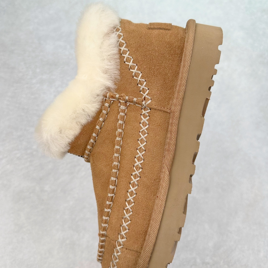 图片[7]-＃K版 UGG 8224经典秋冬羊皮毛一体雪地靴 私人订单价格匠心定位 桑坡八年大厂直供 拒绝高利润 区别杀猪版本 隆丰A级澳洲进口羊皮毛一体 完全遵循ZP工艺流程 代工厂原厂版师 秉承无原鞋不开发选择 注重每一处细节 市面最正版型 TREADLITE\\\”轻翼\\\”科技外底 轻便/耐用/柔韧/桩型【售后郑重承诺】一个月内若出现重大脱胶/断底等质量问题 直接为您换新 翻毛皮鞋面 细腻亲肤再生聚酯纤维滚边 舒适易打理 保暖性佳 UGG plush™ 里衬和内底 茸软亲肤 舒适暖足 经典鞋型搭配轻盈厚底 稳稳拿捏秋冬出街时髦造型 Treadlite by UGG 轻翼大底 轻盈缓震 为双足减负 舒适轻便 助你轻松畅玩整天 尺码：35 36 37 38 39 40-选品中心