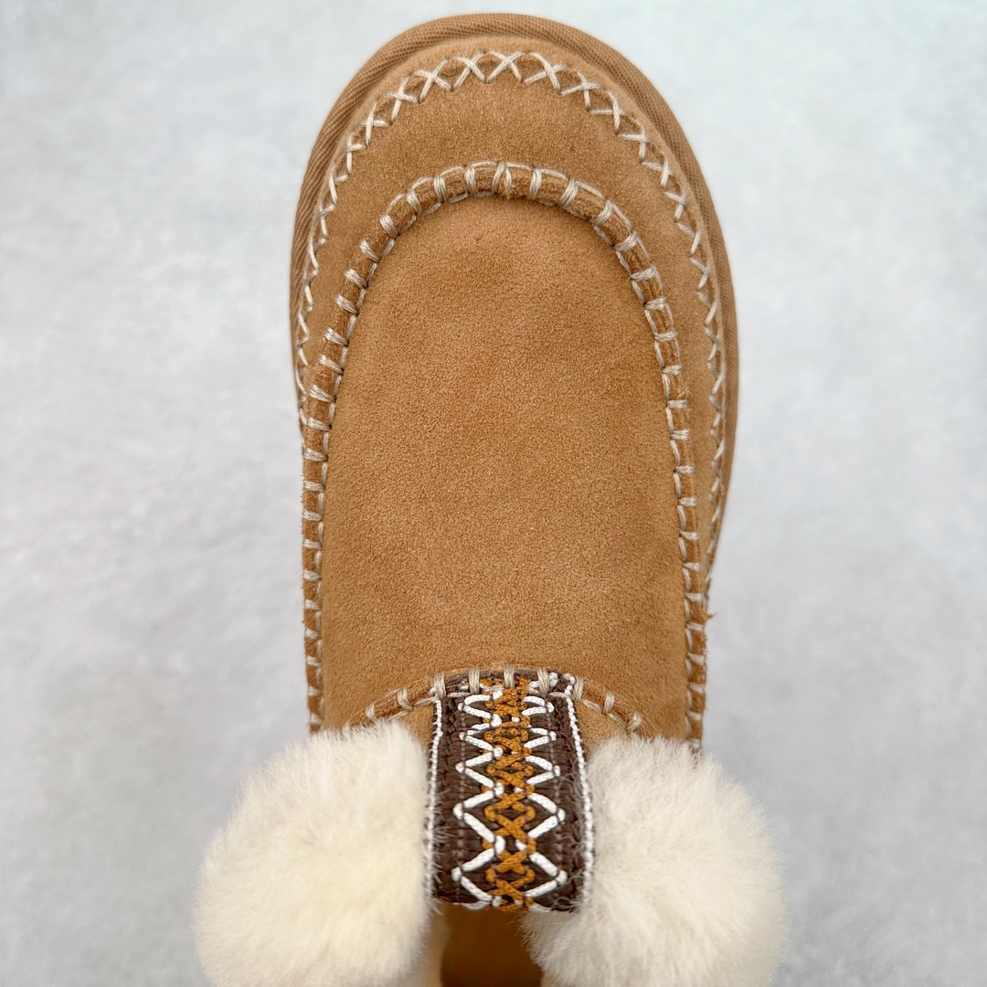 图片[4]-＃K版 UGG 8224经典秋冬羊皮毛一体雪地靴 私人订单价格匠心定位 桑坡八年大厂直供 拒绝高利润 区别杀猪版本 隆丰A级澳洲进口羊皮毛一体 完全遵循ZP工艺流程 代工厂原厂版师 秉承无原鞋不开发选择 注重每一处细节 市面最正版型 TREADLITE\\\”轻翼\\\”科技外底 轻便/耐用/柔韧/桩型【售后郑重承诺】一个月内若出现重大脱胶/断底等质量问题 直接为您换新 翻毛皮鞋面 细腻亲肤再生聚酯纤维滚边 舒适易打理 保暖性佳 UGG plush™ 里衬和内底 茸软亲肤 舒适暖足 经典鞋型搭配轻盈厚底 稳稳拿捏秋冬出街时髦造型 Treadlite by UGG 轻翼大底 轻盈缓震 为双足减负 舒适轻便 助你轻松畅玩整天 尺码：35 36 37 38 39 40-选品中心