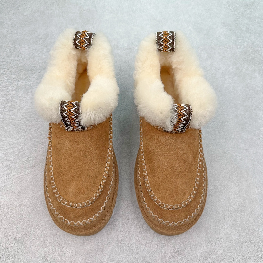 图片[2]-＃K版 UGG 8224经典秋冬羊皮毛一体雪地靴 私人订单价格匠心定位 桑坡八年大厂直供 拒绝高利润 区别杀猪版本 隆丰A级澳洲进口羊皮毛一体 完全遵循ZP工艺流程 代工厂原厂版师 秉承无原鞋不开发选择 注重每一处细节 市面最正版型 TREADLITE\\\”轻翼\\\”科技外底 轻便/耐用/柔韧/桩型【售后郑重承诺】一个月内若出现重大脱胶/断底等质量问题 直接为您换新 翻毛皮鞋面 细腻亲肤再生聚酯纤维滚边 舒适易打理 保暖性佳 UGG plush™ 里衬和内底 茸软亲肤 舒适暖足 经典鞋型搭配轻盈厚底 稳稳拿捏秋冬出街时髦造型 Treadlite by UGG 轻翼大底 轻盈缓震 为双足减负 舒适轻便 助你轻松畅玩整天 尺码：35 36 37 38 39 40-选品中心