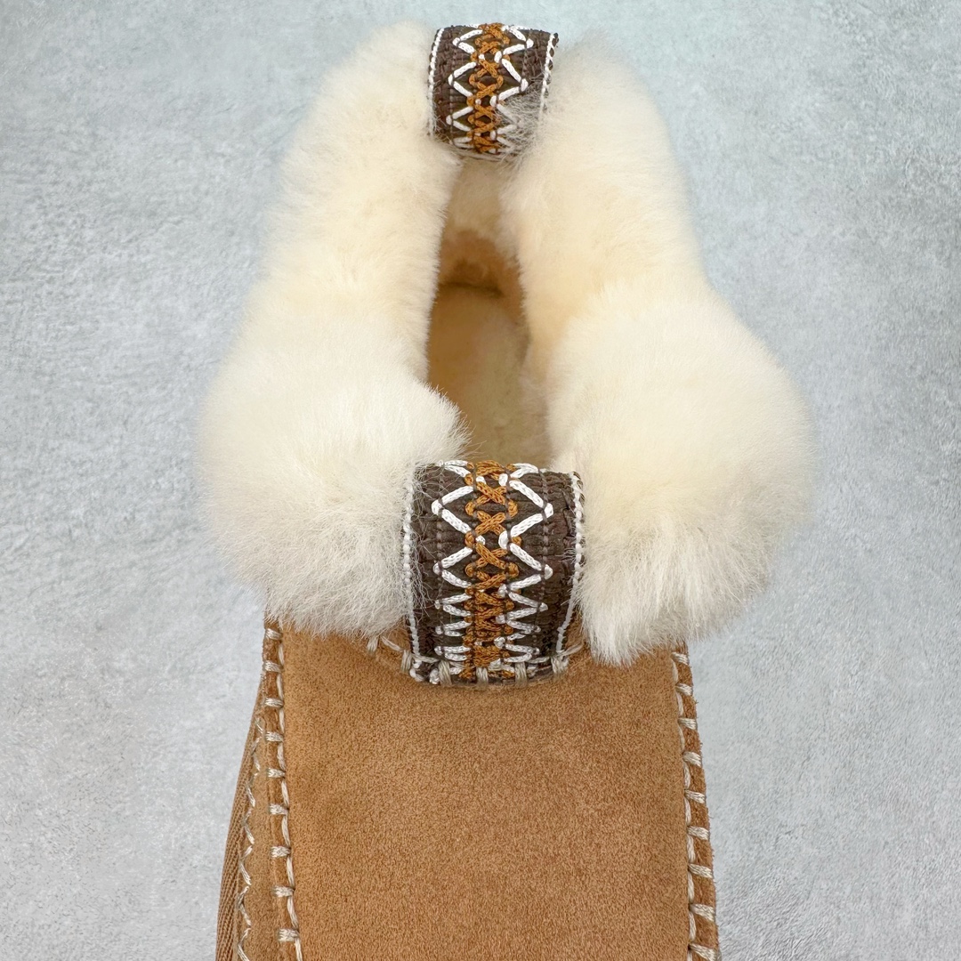 图片[5]-＃K版 UGG 8224经典秋冬羊皮毛一体雪地靴 私人订单价格匠心定位 桑坡八年大厂直供 拒绝高利润 区别杀猪版本 隆丰A级澳洲进口羊皮毛一体 完全遵循ZP工艺流程 代工厂原厂版师 秉承无原鞋不开发选择 注重每一处细节 市面最正版型 TREADLITE\\\”轻翼\\\”科技外底 轻便/耐用/柔韧/桩型【售后郑重承诺】一个月内若出现重大脱胶/断底等质量问题 直接为您换新 翻毛皮鞋面 细腻亲肤再生聚酯纤维滚边 舒适易打理 保暖性佳 UGG plush™ 里衬和内底 茸软亲肤 舒适暖足 经典鞋型搭配轻盈厚底 稳稳拿捏秋冬出街时髦造型 Treadlite by UGG 轻翼大底 轻盈缓震 为双足减负 舒适轻便 助你轻松畅玩整天 尺码：35 36 37 38 39 40-选品中心