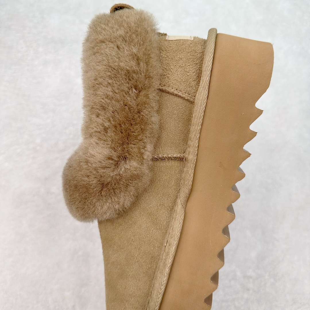 图片[7]-＃K版 UGG 6733经典秋冬羊皮毛一体雪地靴 私人订单价格匠心定位 桑坡八年大厂直供 拒绝高利润 区别杀猪版本 隆丰A级澳洲进口羊皮毛一体 完全遵循ZP工艺流程 代工厂原厂版师 秉承无原鞋不开发选择 注重每一处细节 市面最正版型 TREADLITE\\\”轻翼\\\”科技外底 轻便/耐用/柔韧/桩型【售后郑重承诺】一个月内若出现重大脱胶/断底等质量问题 直接为您换新 翻毛皮鞋面 细腻亲肤再生聚酯纤维滚边 舒适易打理 保暖性佳 UGG plush™ 里衬和内底 茸软亲肤 舒适暖足 经典鞋型搭配轻盈厚底 稳稳拿捏秋冬出街时髦造型 Treadlite by UGG 轻翼大底 轻盈缓震 为双足减负 舒适轻便 助你轻松畅玩整天 尺码：35 36 37 38 39 40-选品中心