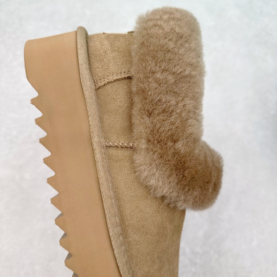 图片[6]-＃K版 UGG 6733经典秋冬羊皮毛一体雪地靴 私人订单价格匠心定位 桑坡八年大厂直供 拒绝高利润 区别杀猪版本 隆丰A级澳洲进口羊皮毛一体 完全遵循ZP工艺流程 代工厂原厂版师 秉承无原鞋不开发选择 注重每一处细节 市面最正版型 TREADLITE\\\”轻翼\\\”科技外底 轻便/耐用/柔韧/桩型【售后郑重承诺】一个月内若出现重大脱胶/断底等质量问题 直接为您换新 翻毛皮鞋面 细腻亲肤再生聚酯纤维滚边 舒适易打理 保暖性佳 UGG plush™ 里衬和内底 茸软亲肤 舒适暖足 经典鞋型搭配轻盈厚底 稳稳拿捏秋冬出街时髦造型 Treadlite by UGG 轻翼大底 轻盈缓震 为双足减负 舒适轻便 助你轻松畅玩整天 尺码：35 36 37 38 39 40-选品中心